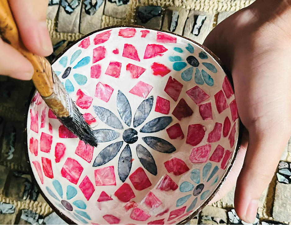 Chén gáo dừa khảm xà cừ kể chuyện Huế xưa