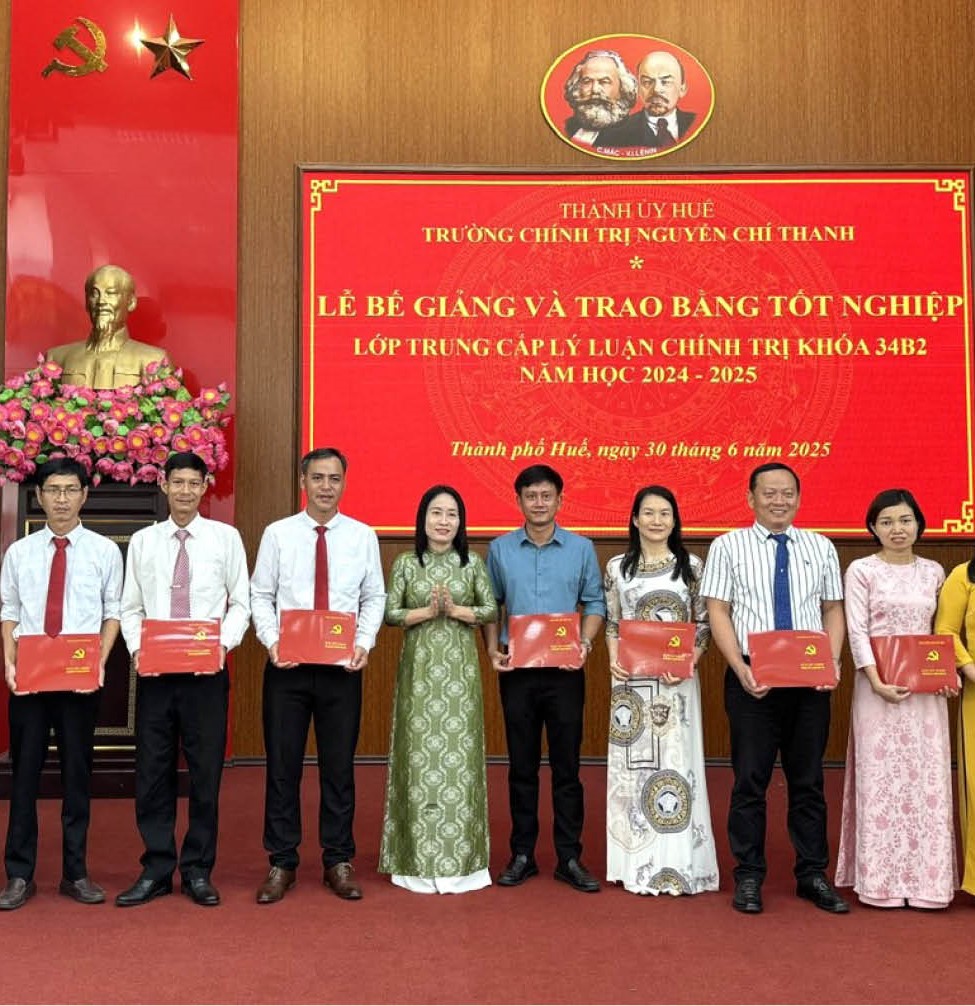 Xây dựng đội ngũ cán bộ đáp ứng yêu cầu phát triển mới