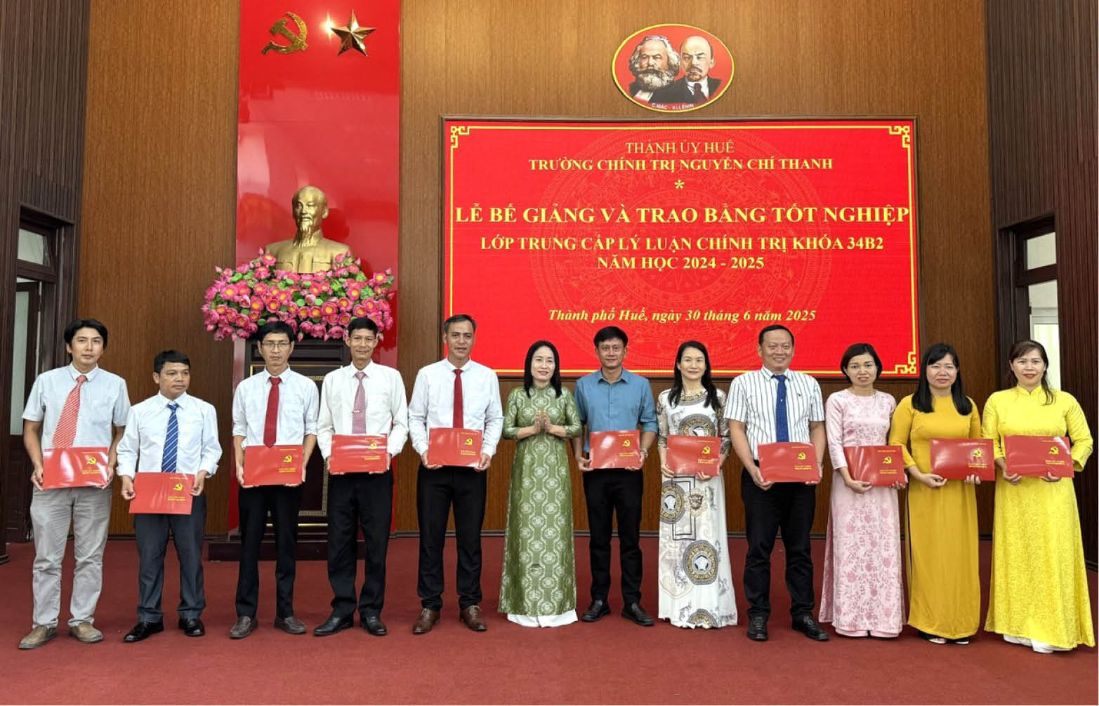 Xây dựng đội ngũ cán bộ đáp ứng yêu cầu phát triển mới