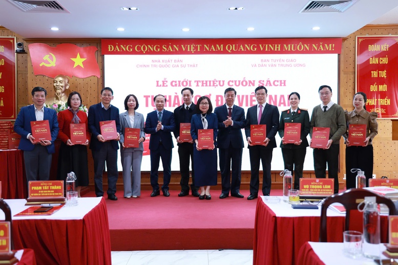 Ra mắt cuốn sách Tự hào cơ đồ Việt Nam