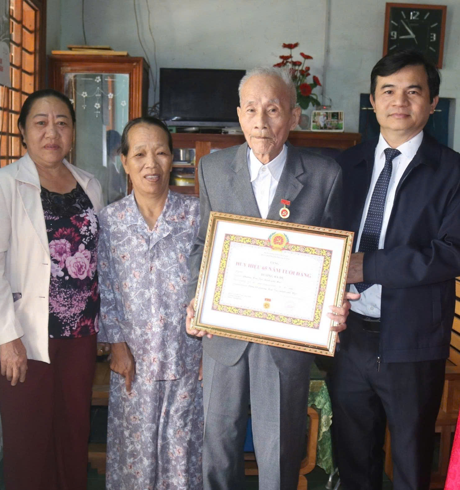 Trao tặng Huy hiệu Đảng cho các đảng viên phường Kim Trà đợt 3 2