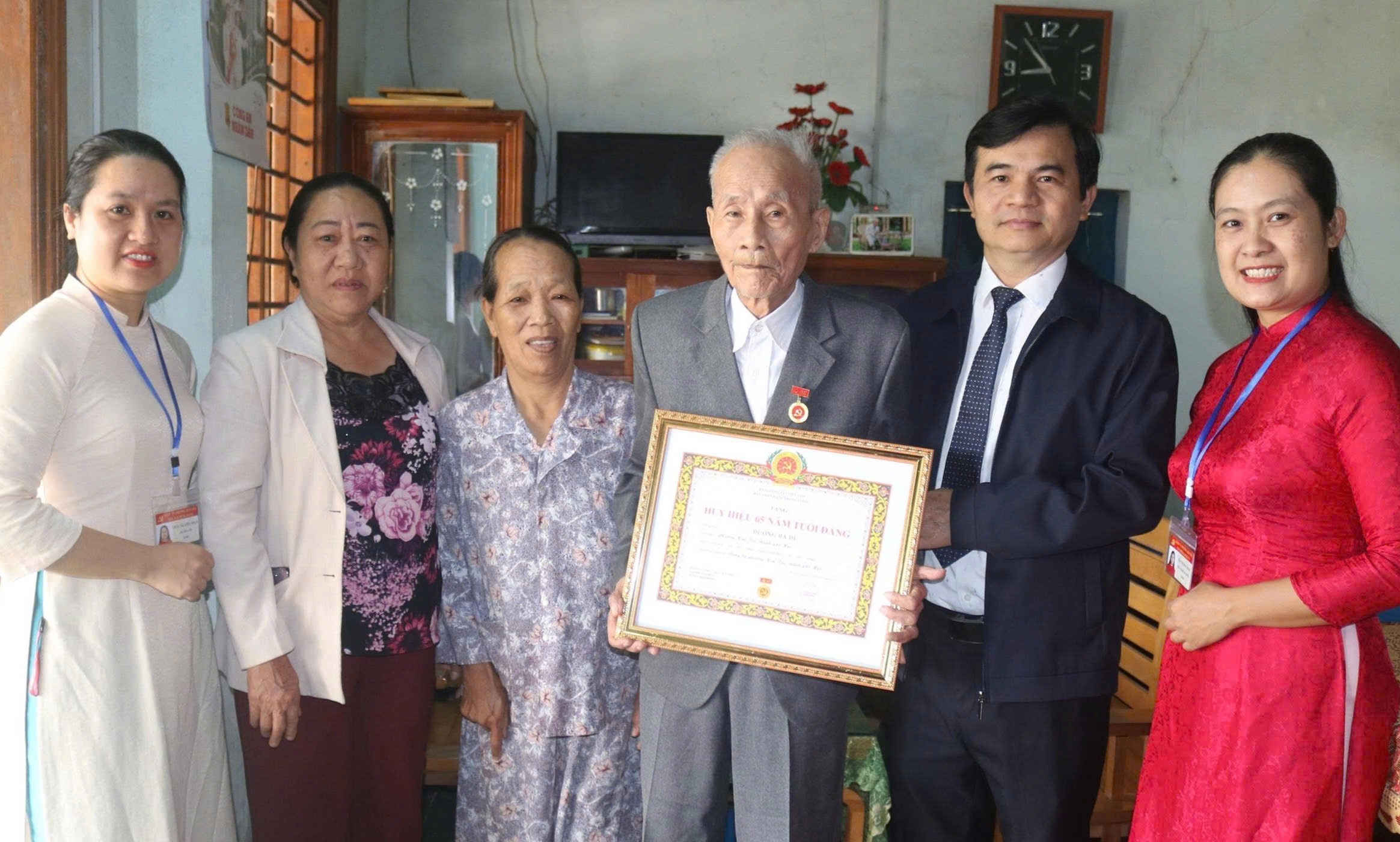 Trao tặng Huy hiệu Đảng cho các đảng viên phường Kim Trà đợt 3 2