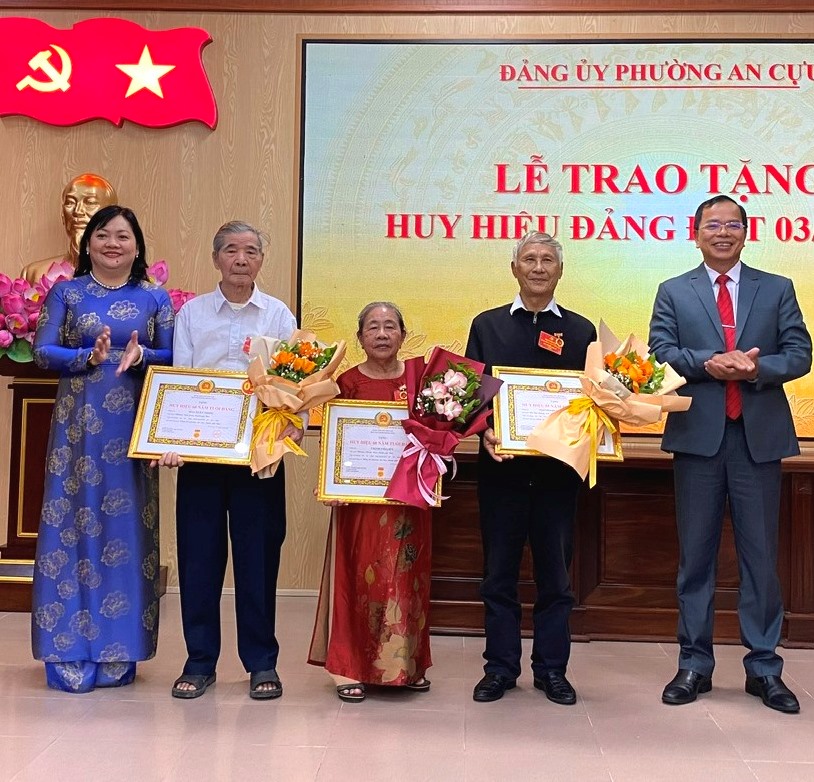 Phường An Cựu trao tặng, truy tặng Huy hiệu Đảng cho 30 đảng viên