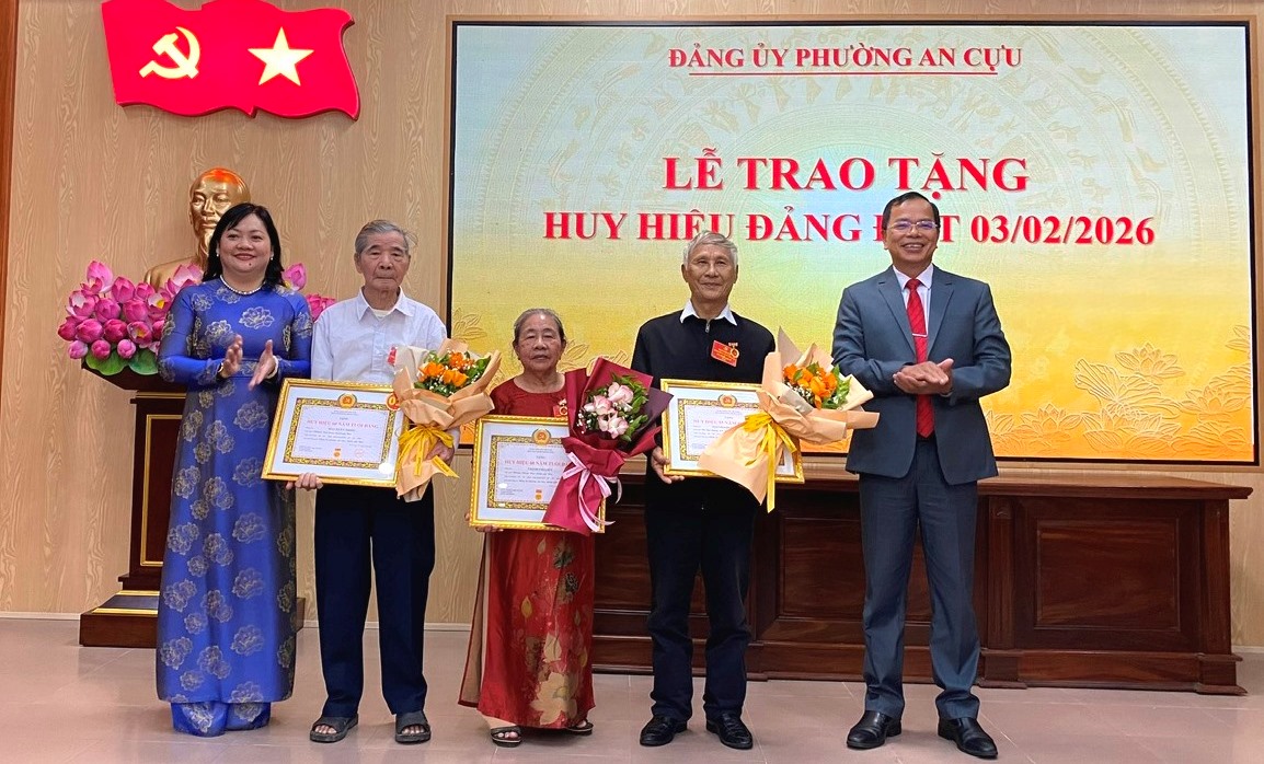 Phường An Cựu trao tặng, truy tặng Huy hiệu Đảng cho 30 đảng viên