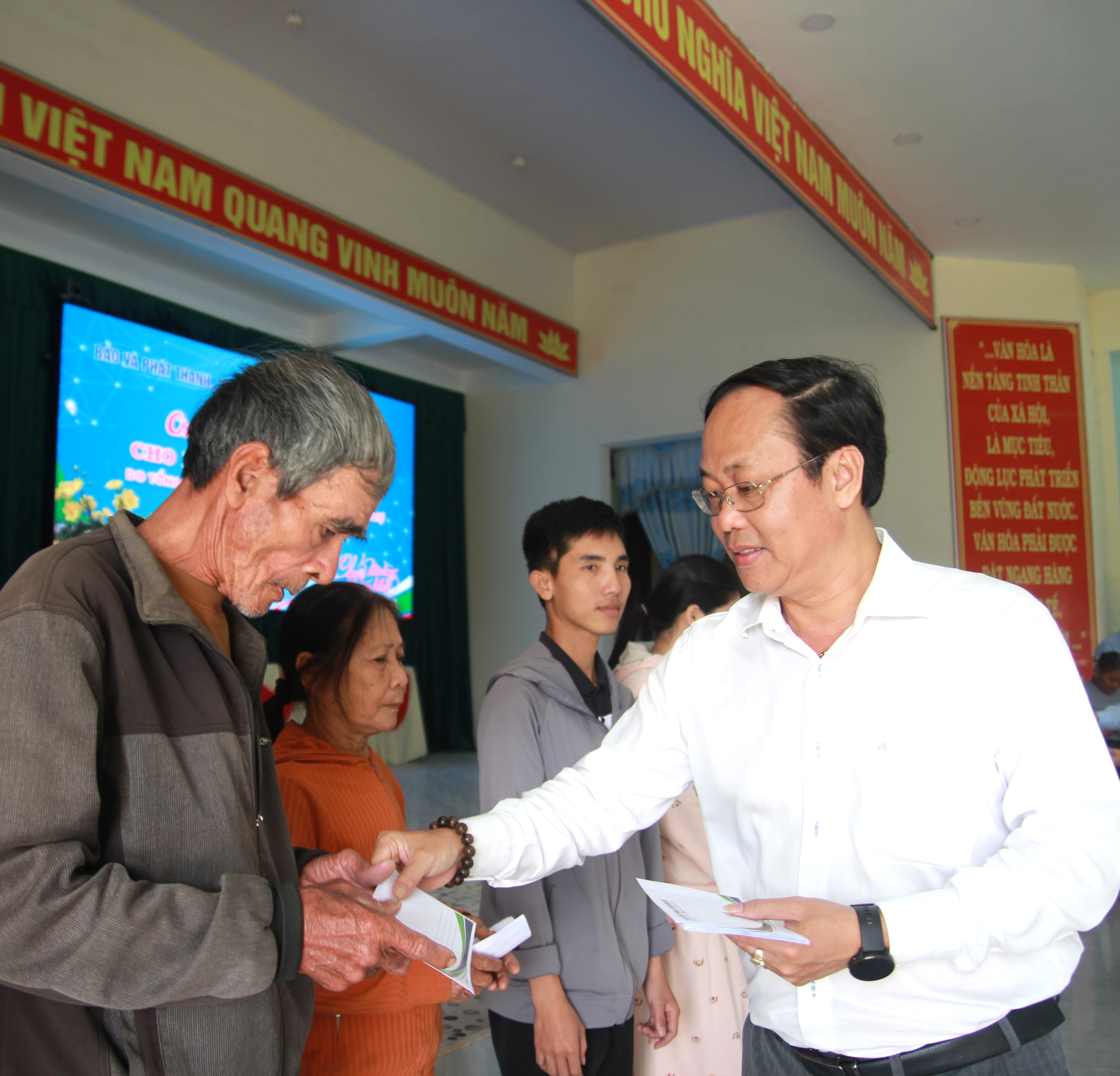 Quà Tết đến với 400 hộ dân khó khăn Quảng Điền và Đan Điền