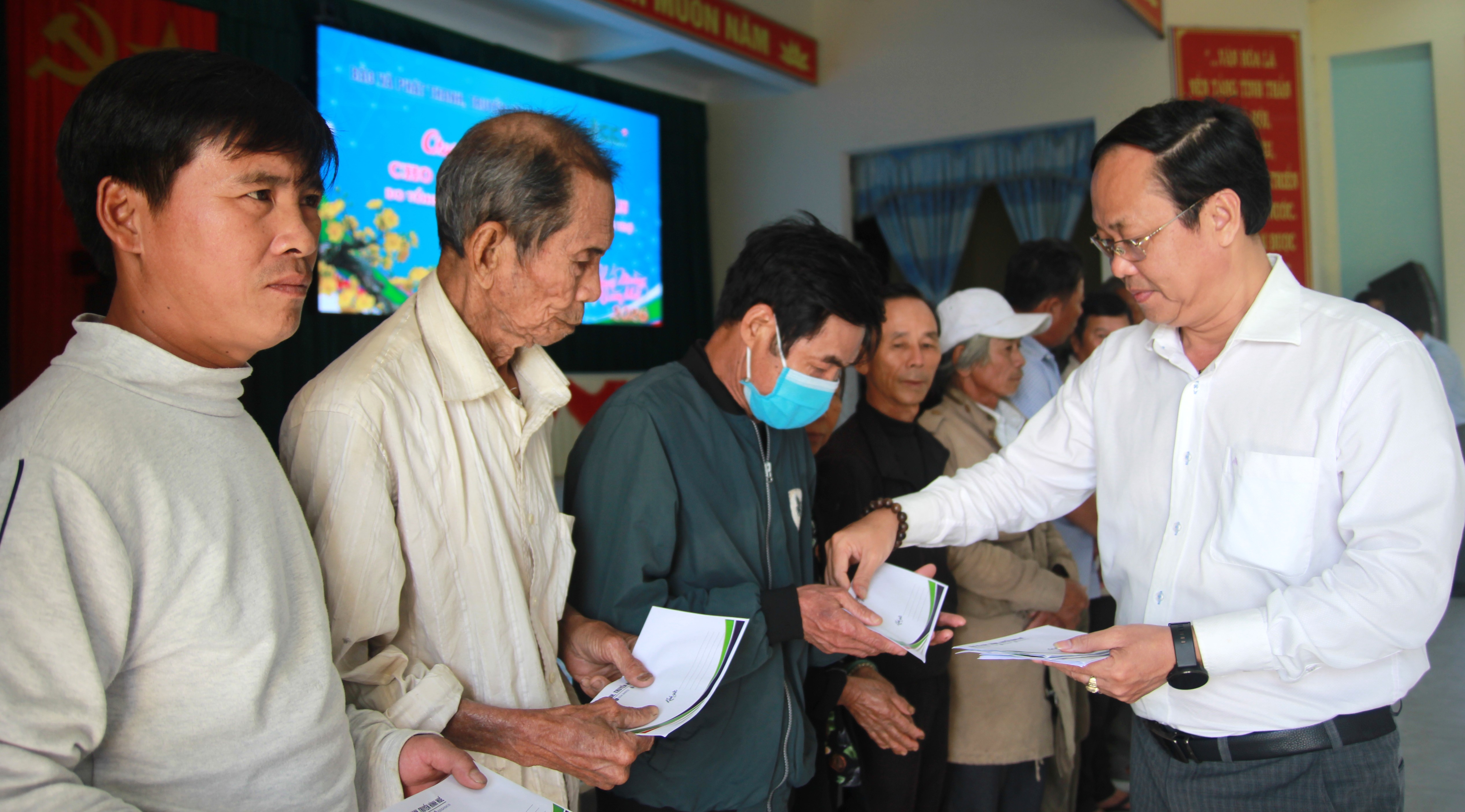 Quà Tết đến với 400 hộ dân khó khăn Quảng Điền và Đan Điền