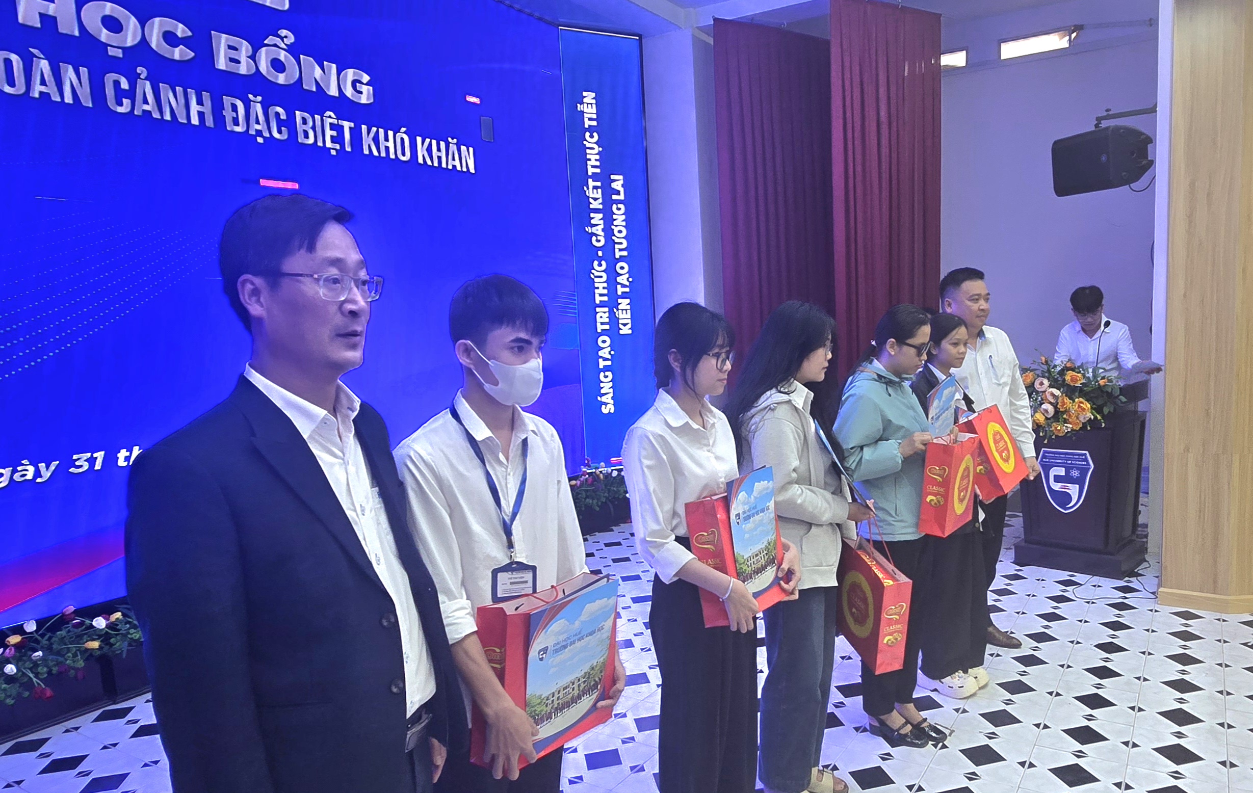 Trao 135 suất quà Tết, học bổng cho sinh viên khó khăn