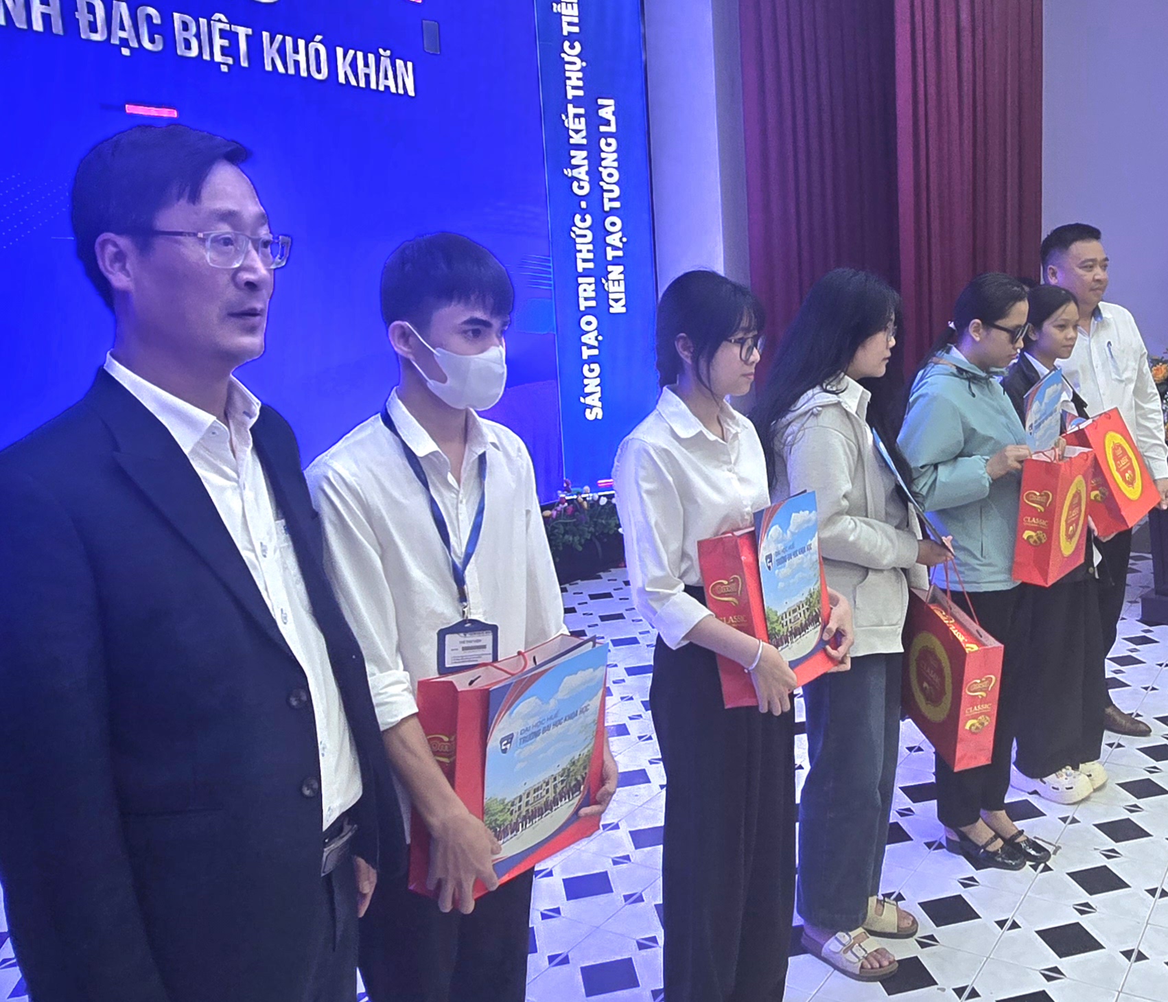 Trao 135 suất quà Tết, học bổng cho sinh viên khó khăn
