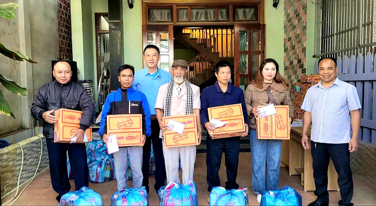 Trao 40 suất quà Tết cho người dân vùng trồng dược liệu ở A Lưới