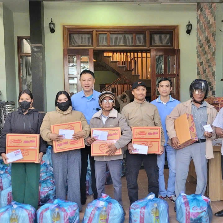 Trao 40 suất quà Tết cho người dân vùng trồng dược liệu ở A Lưới