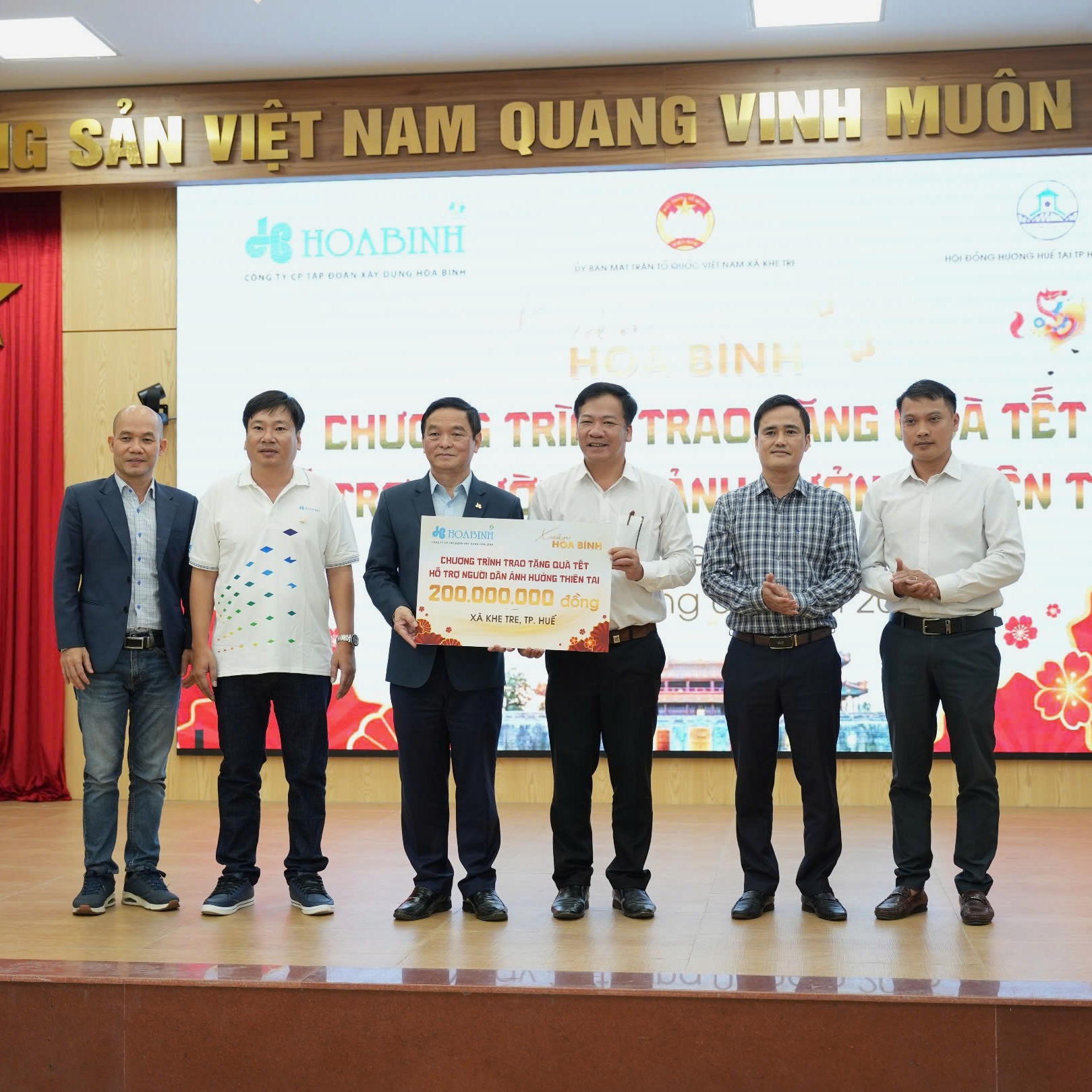 Trao 600 suất quà tết Nguyên đán Bính Ngọ đến người dân vùng lũ lụt