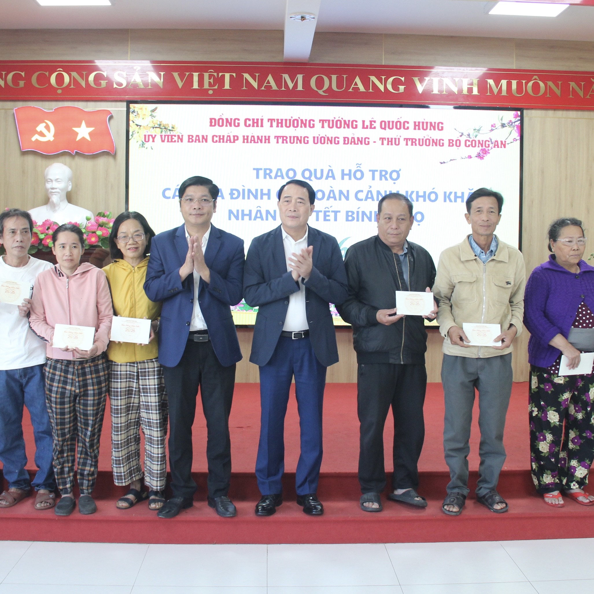 Thứ trưởng Bộ Công an Lê Quốc Hùng trao hàng trăm suất quà Tết cho người dân khó khăn ở Huế