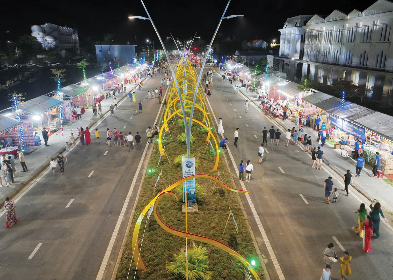 Cần tạo sức hút cho phố đi bộ bên Vịnh đẹp thế giới