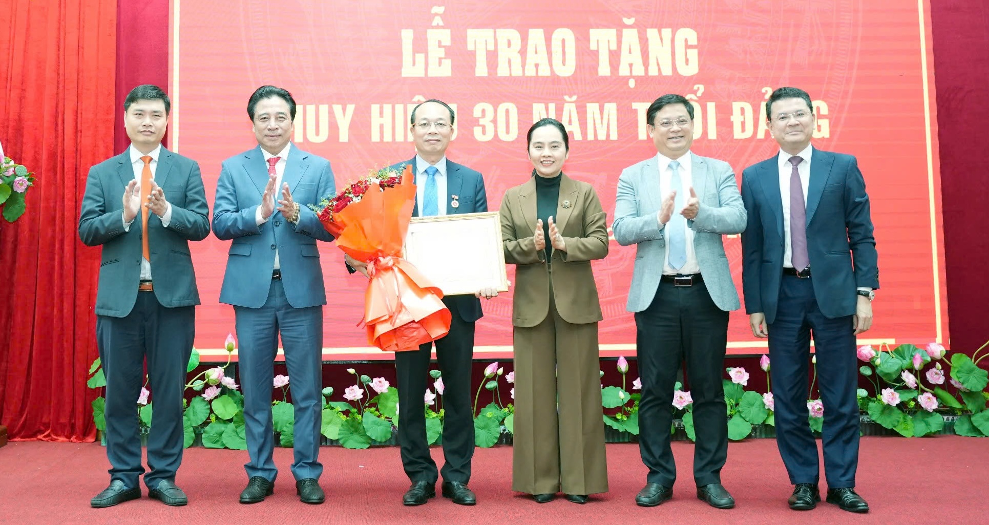 Phó Chủ tịch UBND thành phố Phan Quý Phương nhận huy hiệu 30 năm tuổi Đảng