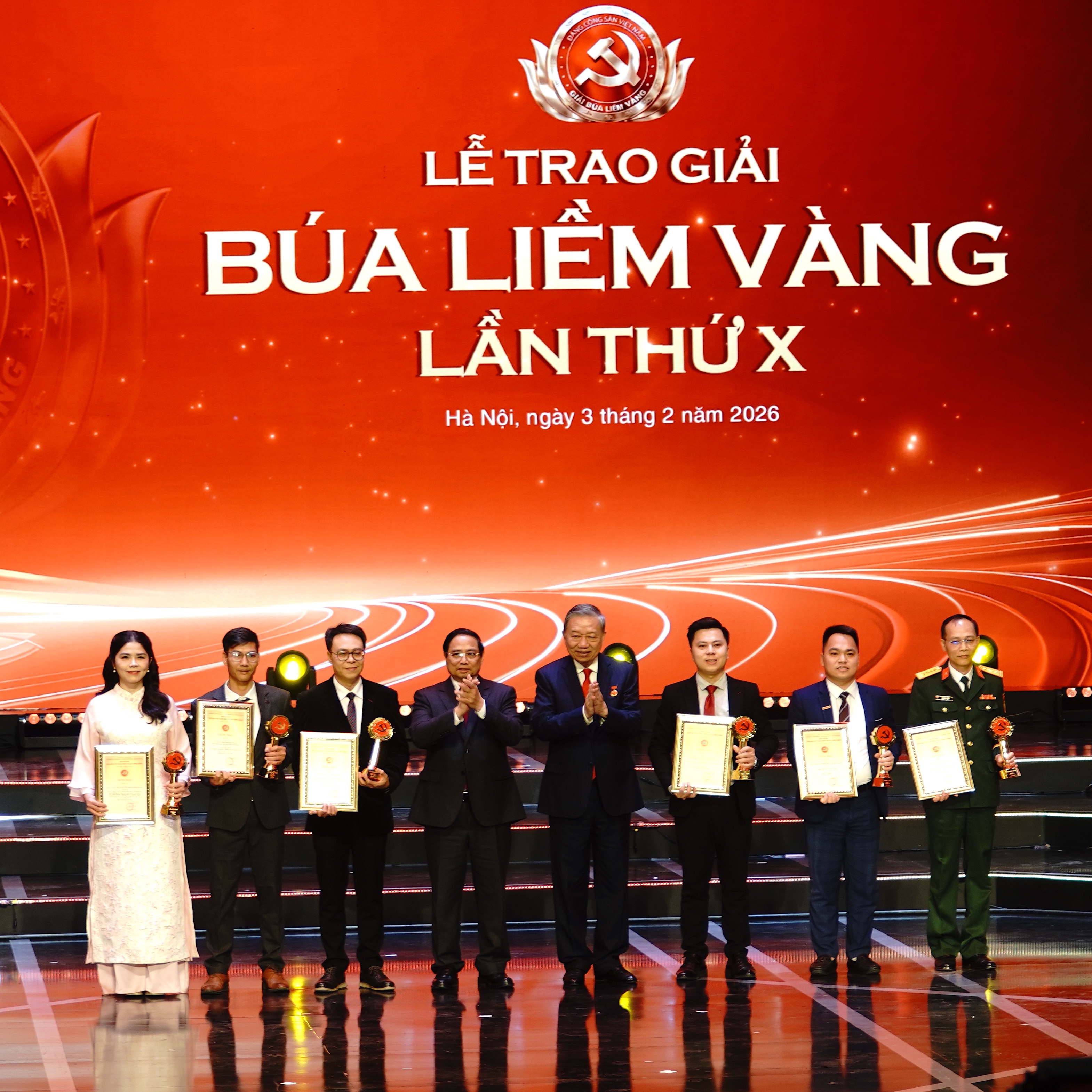 Tuyên dương bí thư chi bộ xuất sắc và trao Giải Búa liềm vàng lần thứ X năm 2025