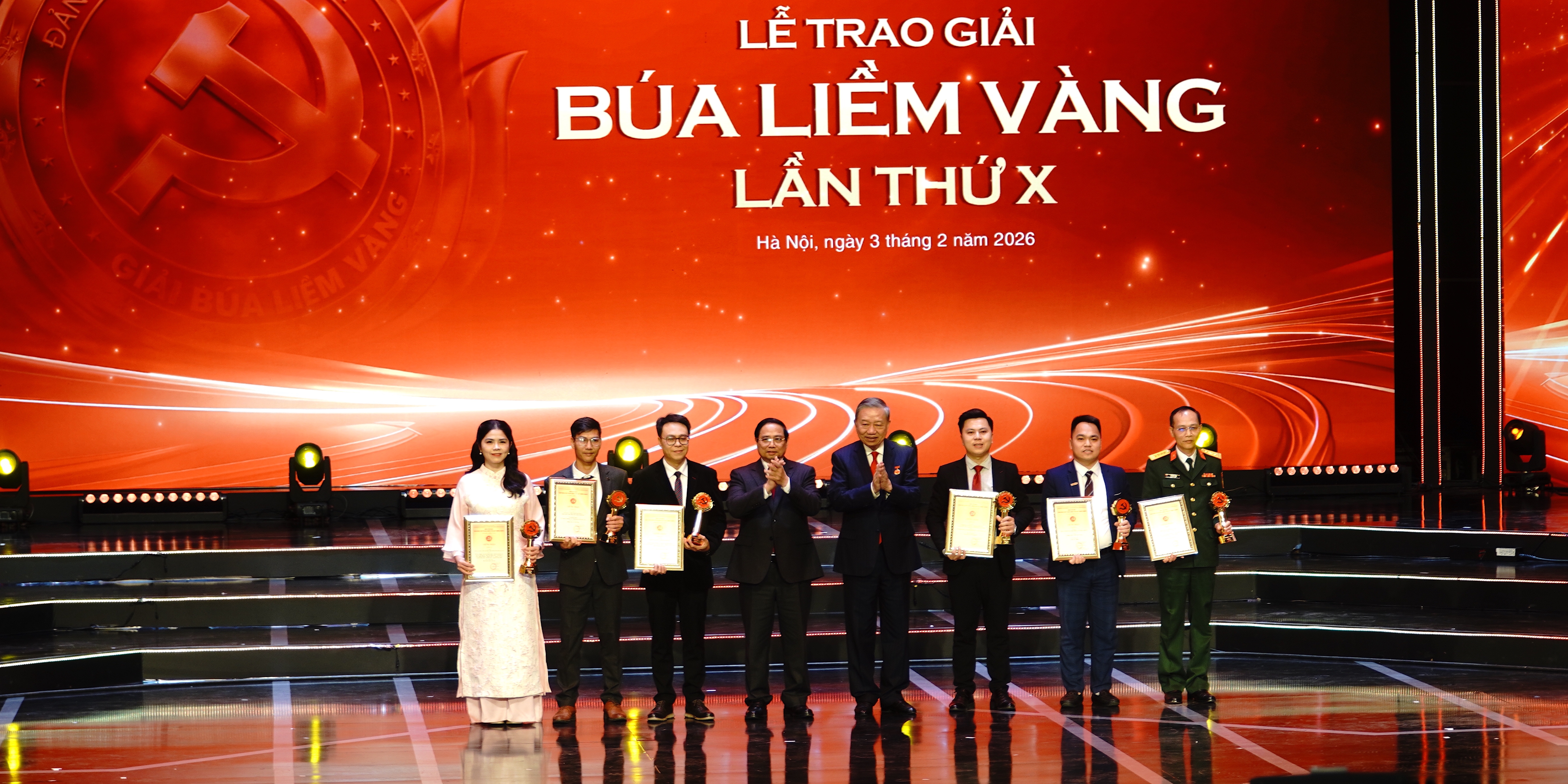 Tuyên dương bí thư chi bộ xuất sắc và trao Giải Búa liềm vàng lần thứ X năm 2025