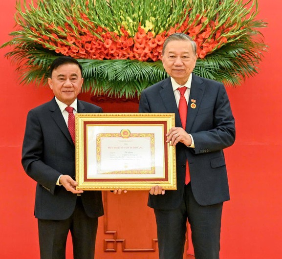 Trao Huy hiệu 45 năm tuổi đảng tặng đồng chí Tổng Bí thư Tô Lâm