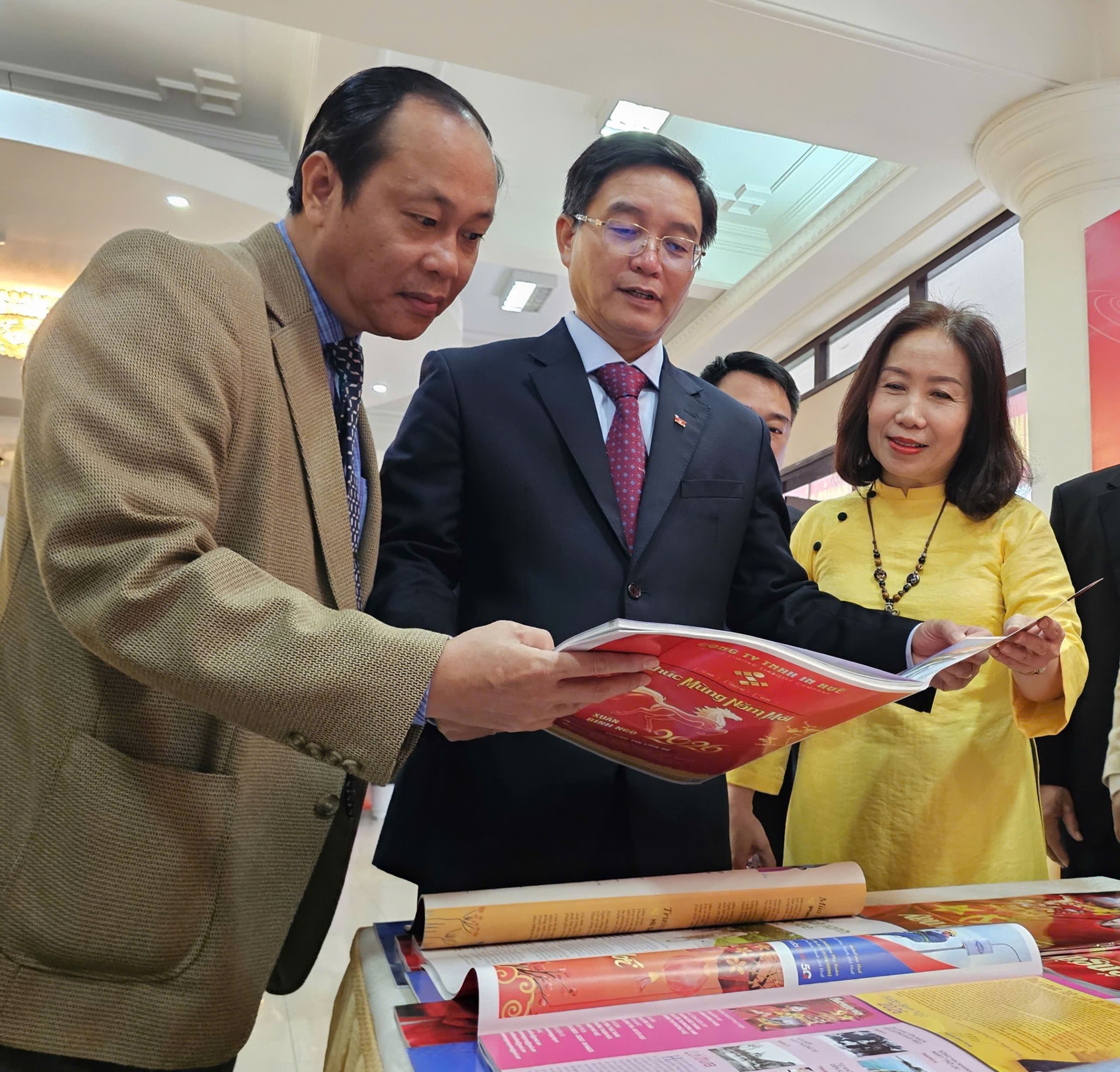 Lãnh đạo thành phố dâng hoa lên Chủ tịch Hồ Chí Minh và dự khai mạc Hội Báo Xuân