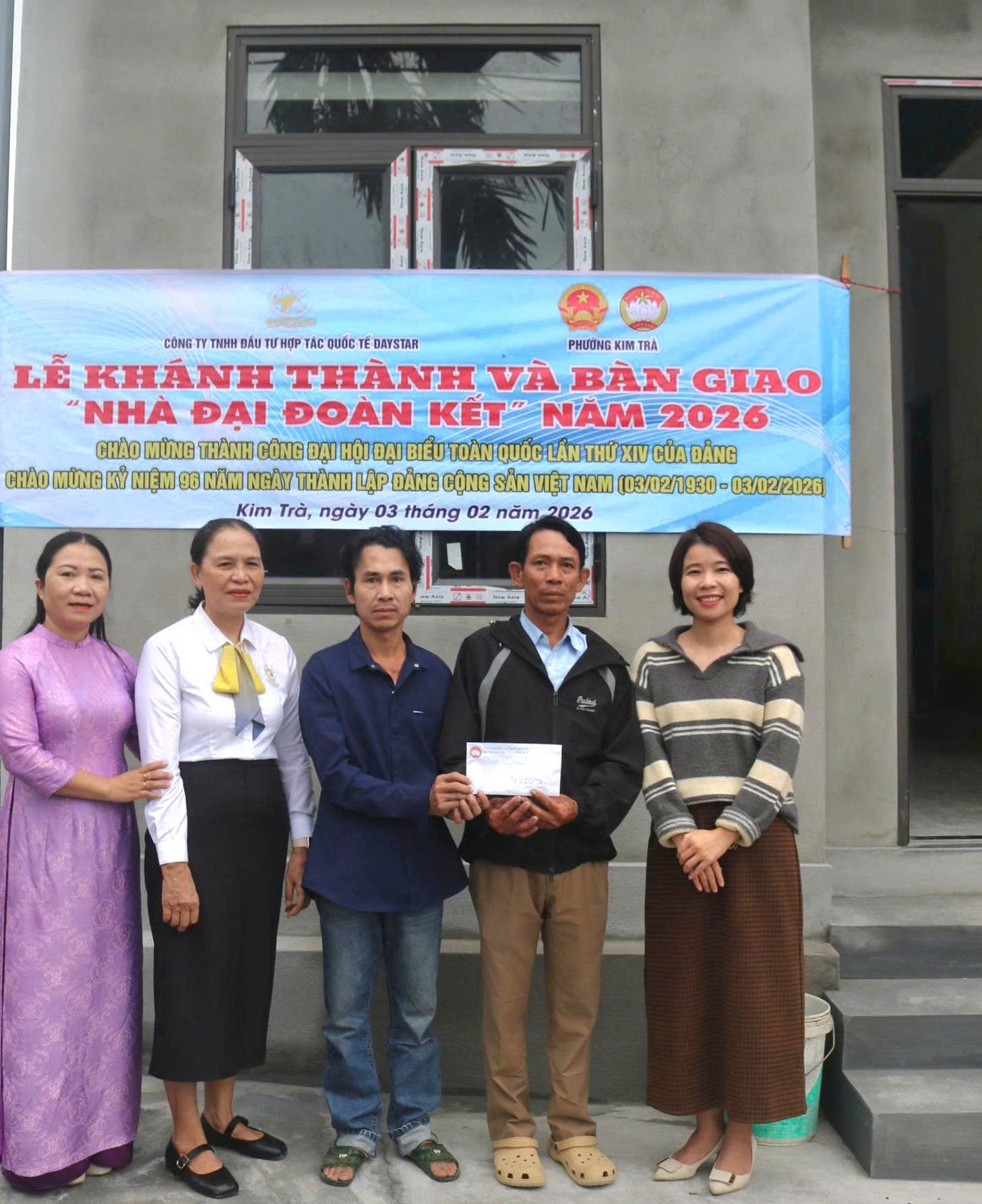 Bàn giao nhà “Đại đoàn kết” cho 2 hộ nghèo ở Kim Trà