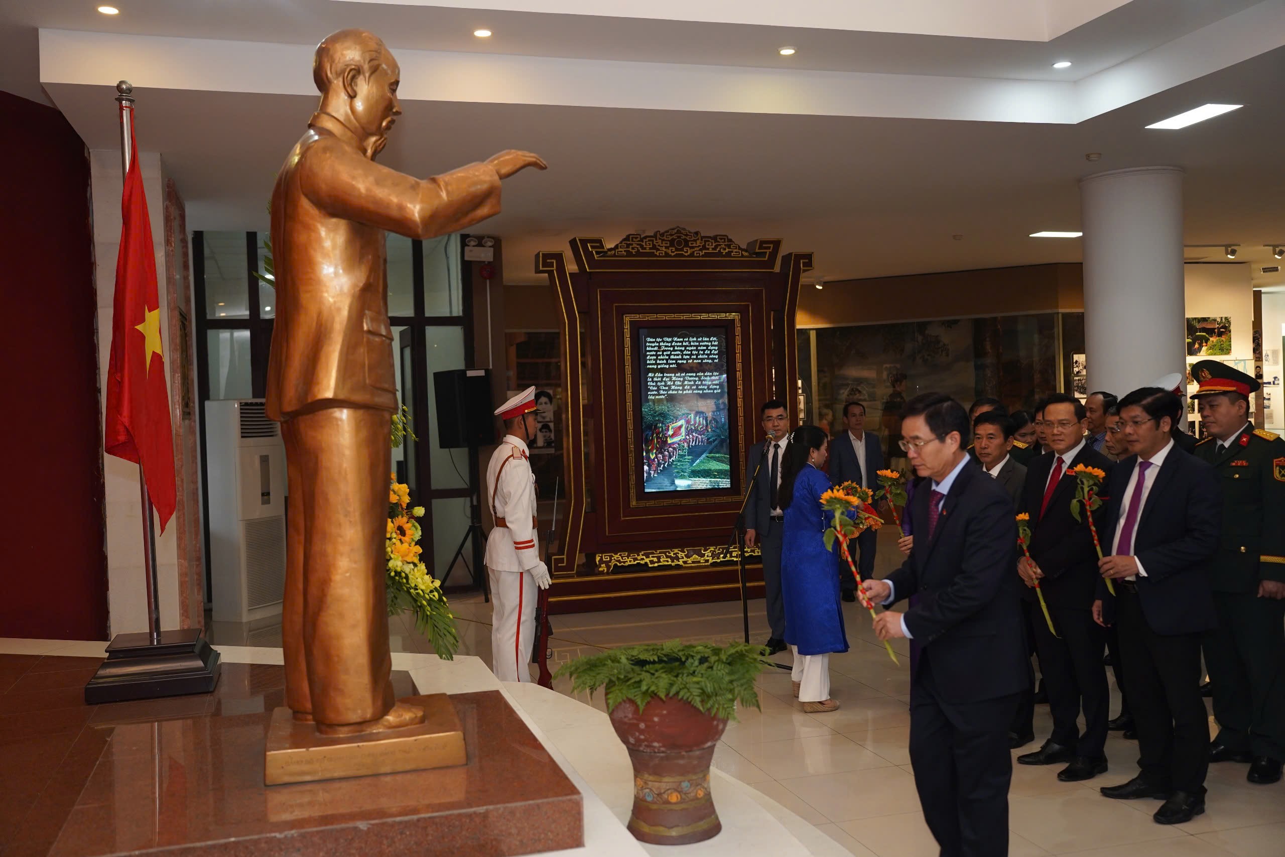 Lãnh đạo thành phố dâng hoa lên Chủ tịch Hồ Chí Minh và dự khai mạc Hội Báo Xuân