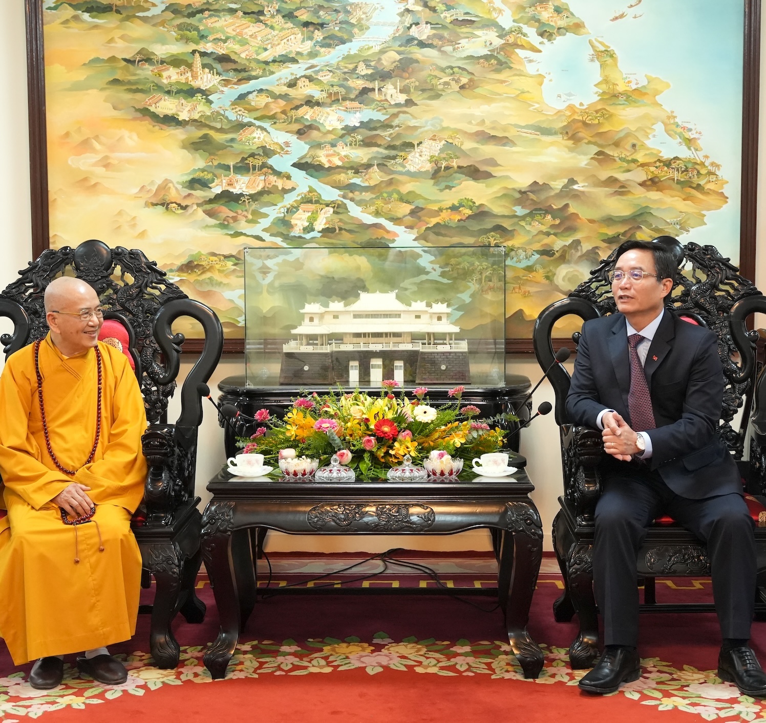 Ban Trị sự Giáo hội Phật giáo Việt Nam TP Huế thăm, chúc Tết Thành ủy và UBND thành phố