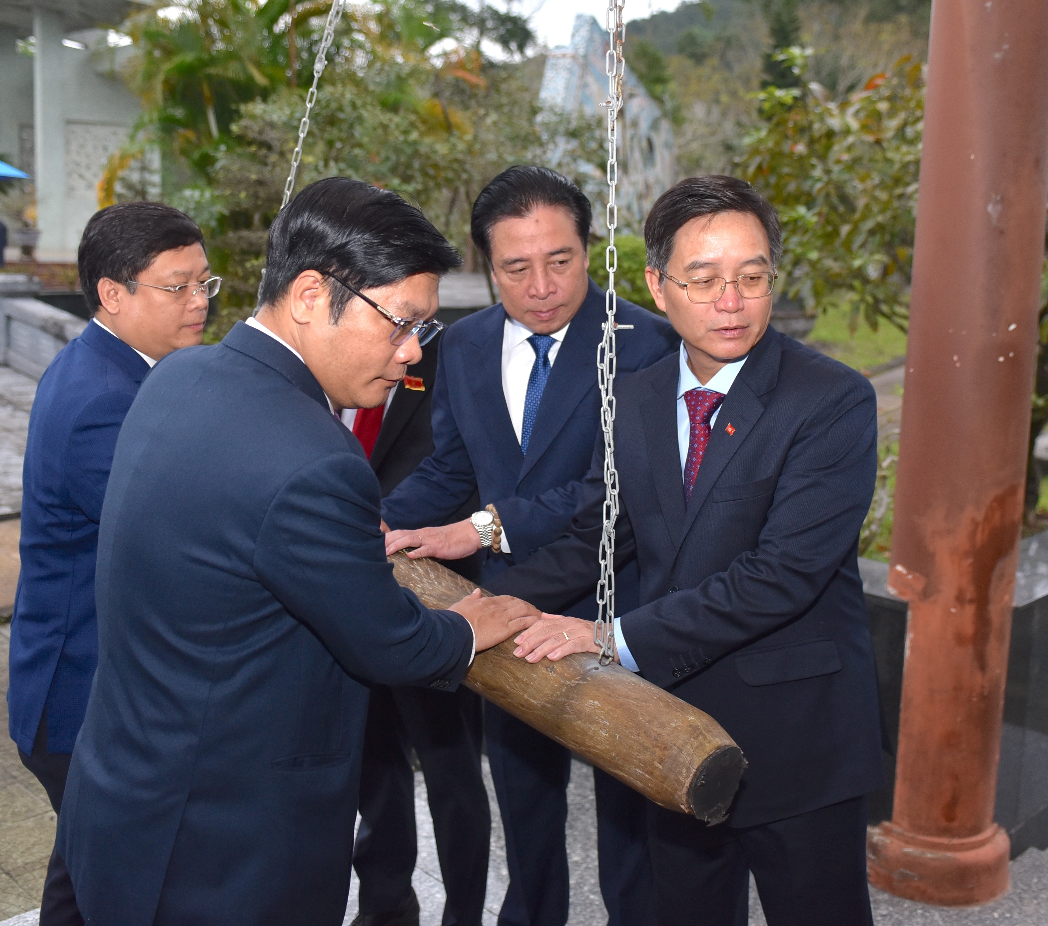 Lãnh đạo thành phố dâng hương tưởng niệm các anh hùng liệt sĩ