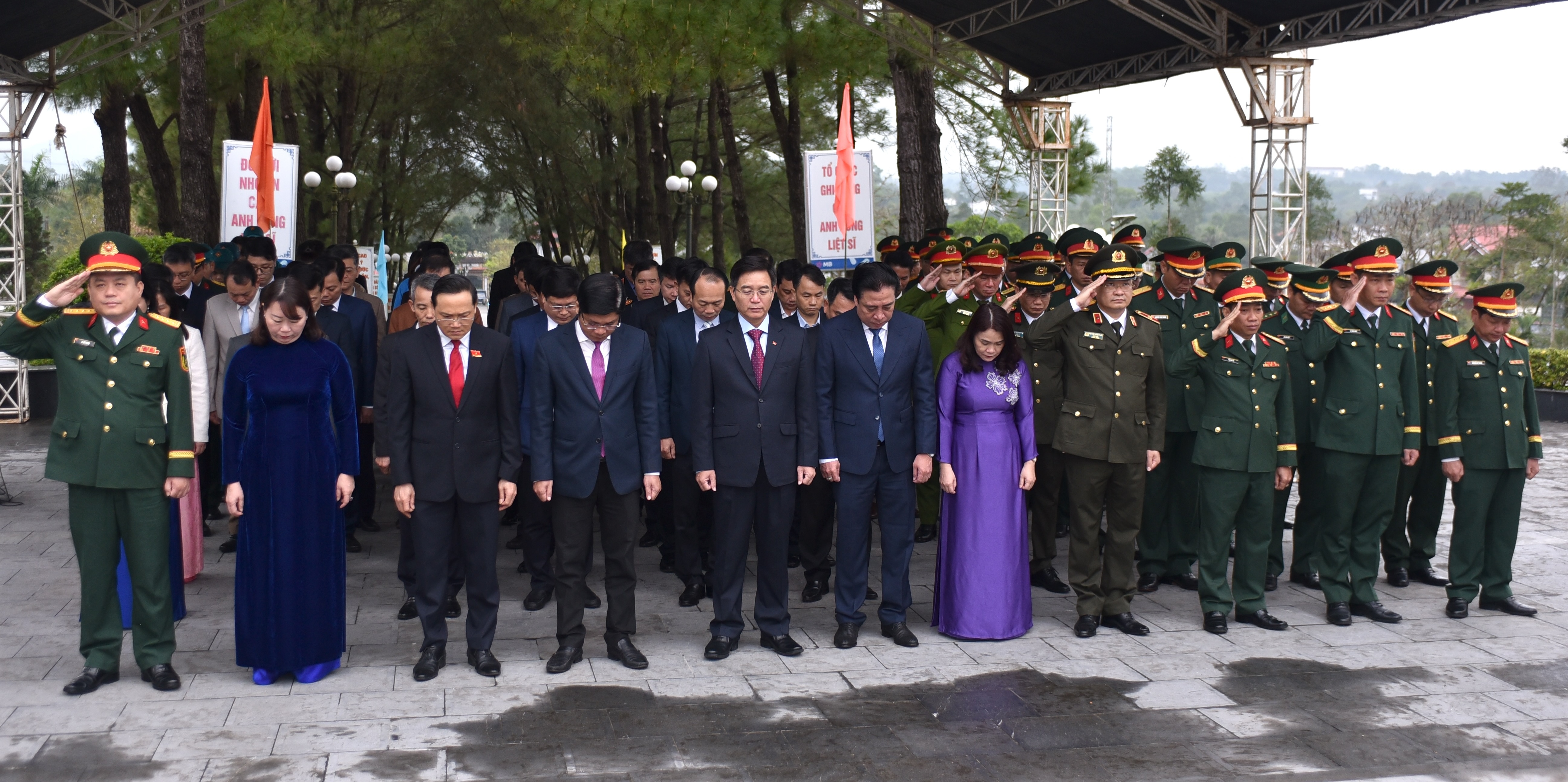 Lãnh đạo thành phố dâng hương tưởng niệm các anh hùng liệt sĩ