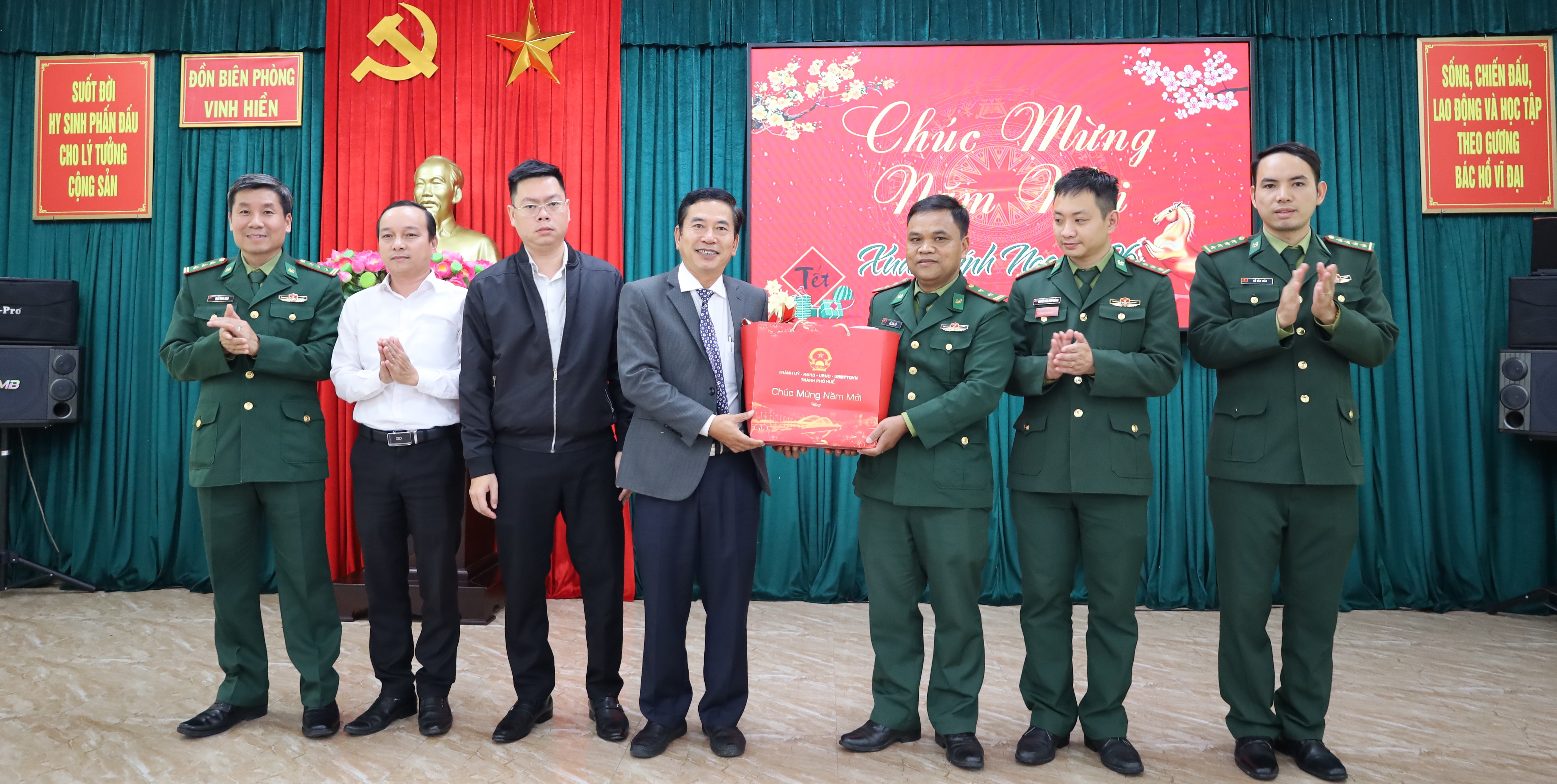 Trưởng ban Nội chính Thành ủy Đặng Ngọc Trân thăm và chúc Tết các đơn vị