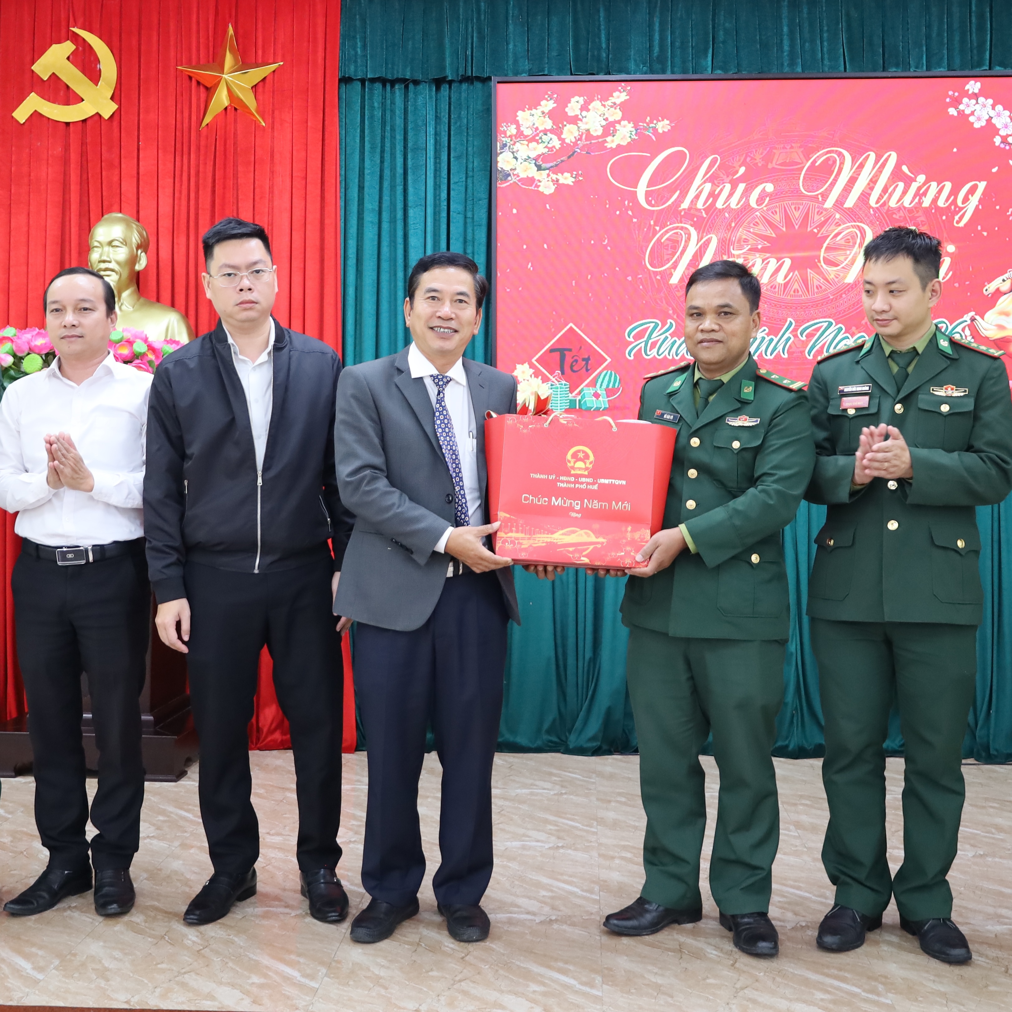 Trưởng ban Nội chính Thành ủy Đặng Ngọc Trân thăm và chúc Tết các đơn vị