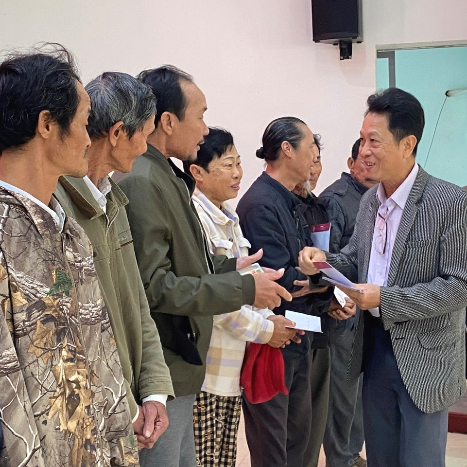 Trao 200 suất quà Tết cho người dân có hoàn cảnh khó khăn