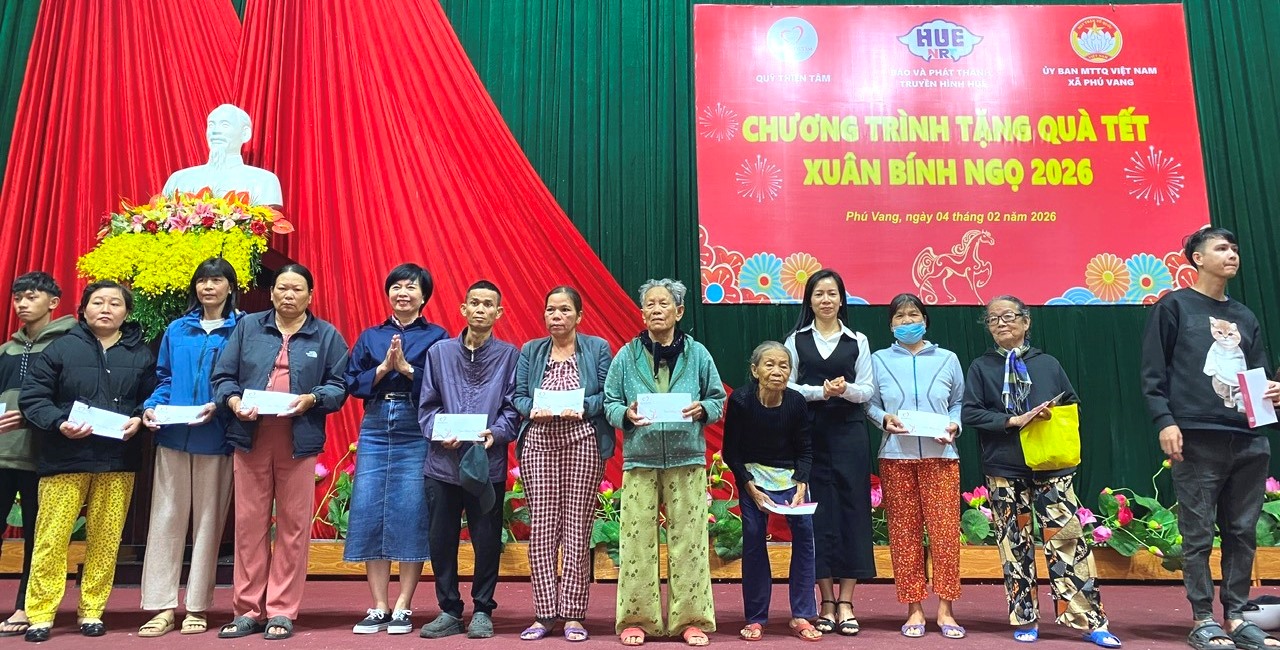 Trao 200 suất quà Tết cho người dân có hoàn cảnh khó khăn