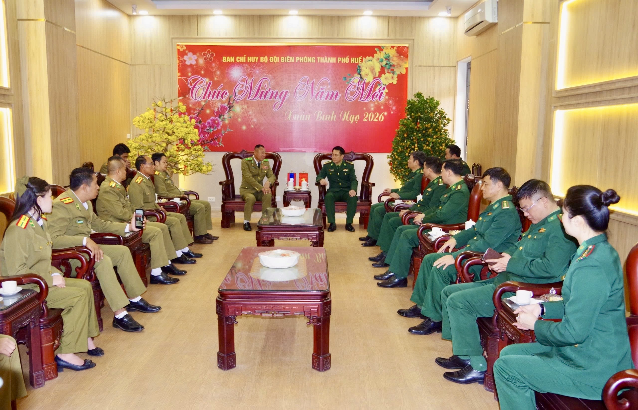 Đoàn đại biểu Công an tỉnh Salavan thăm, chúc Tết lực lượng bộ đội biên phòng