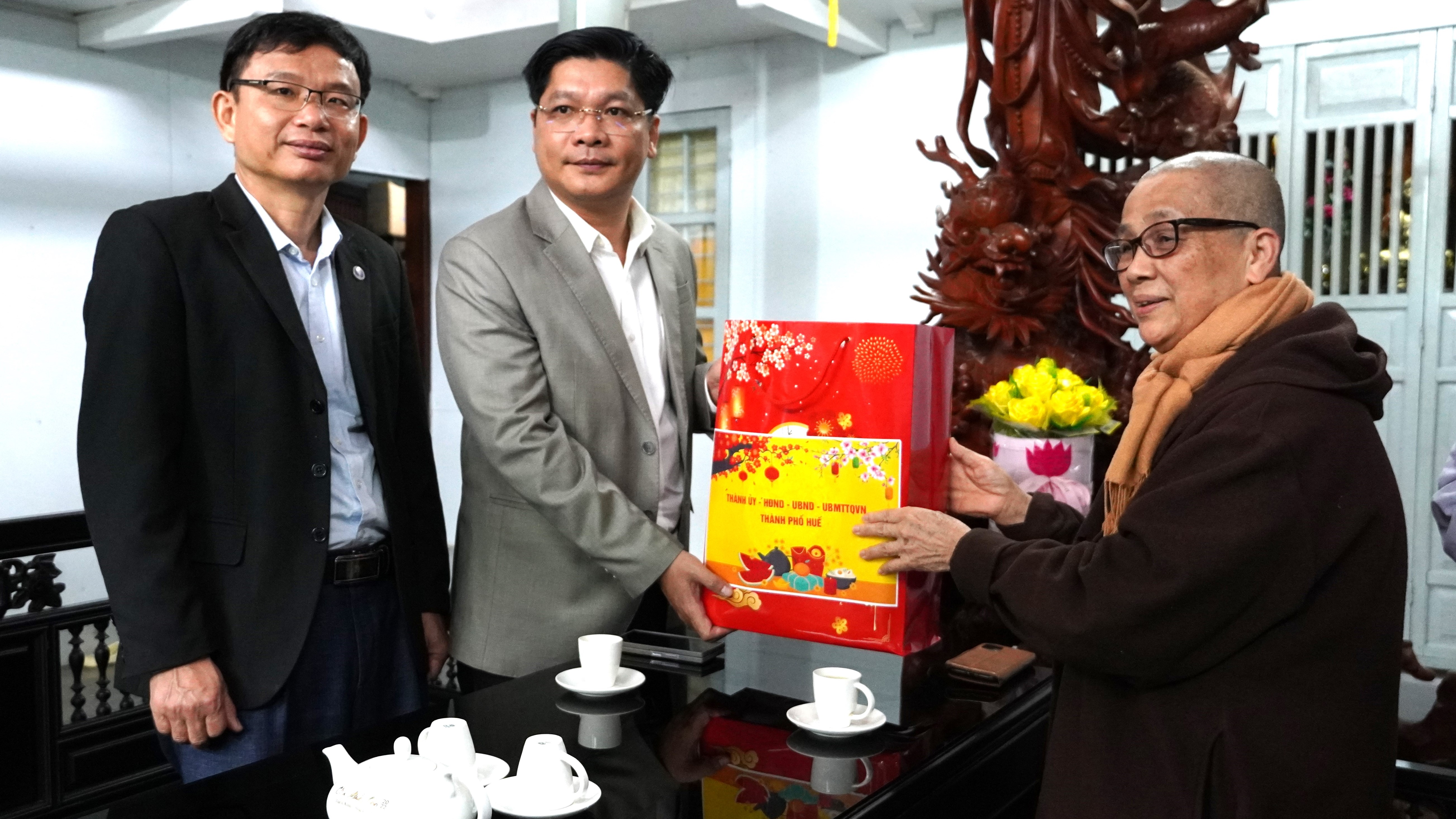 Phó Bí thư Thành ủy Nguyễn Chí Tài thăm, chúc Tết các đơn vị và người có công