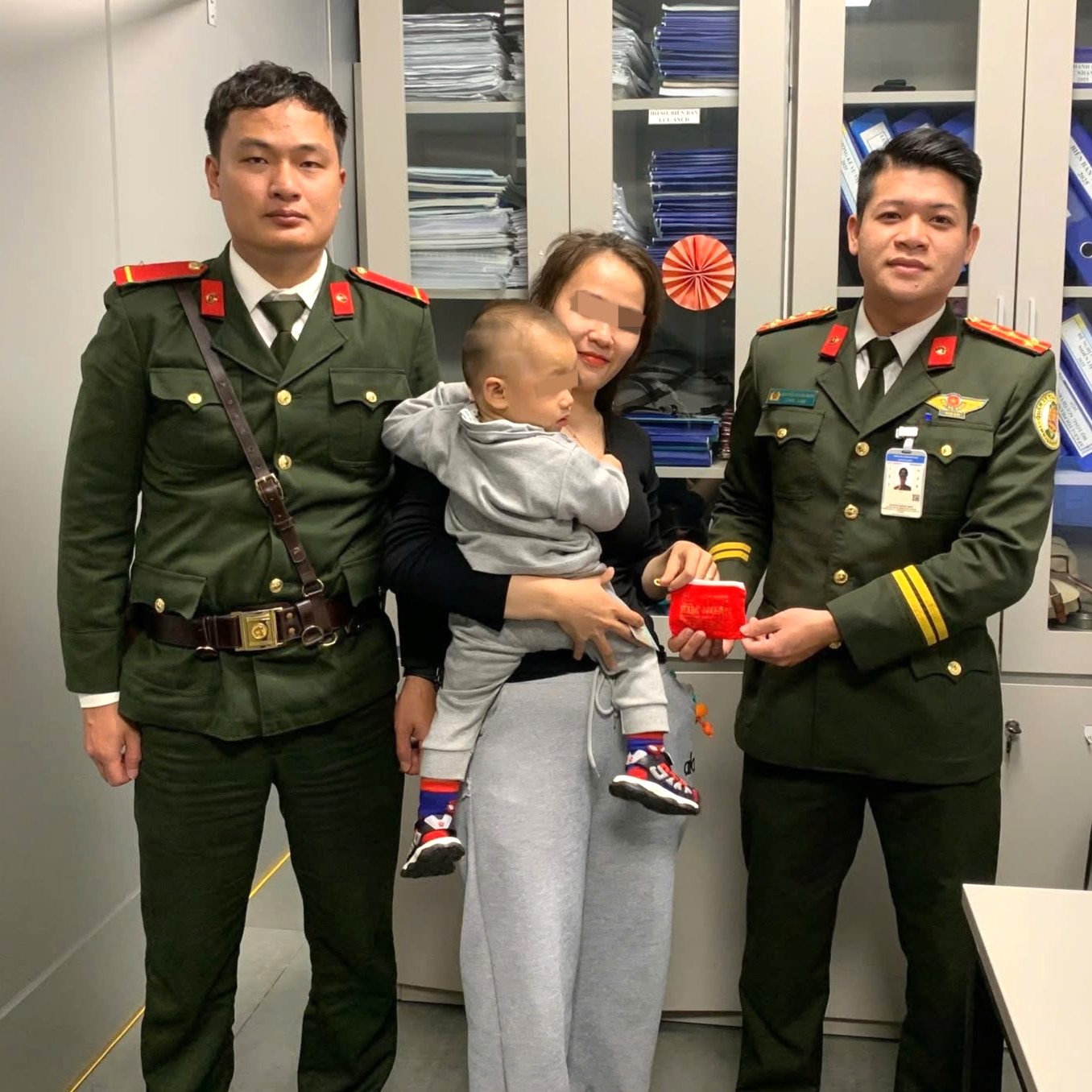 Trao trả túi xách hành khách bỏ quên tại sân bay Phú Bài chứa số vàng trị giá hơn 100 triệu đồng