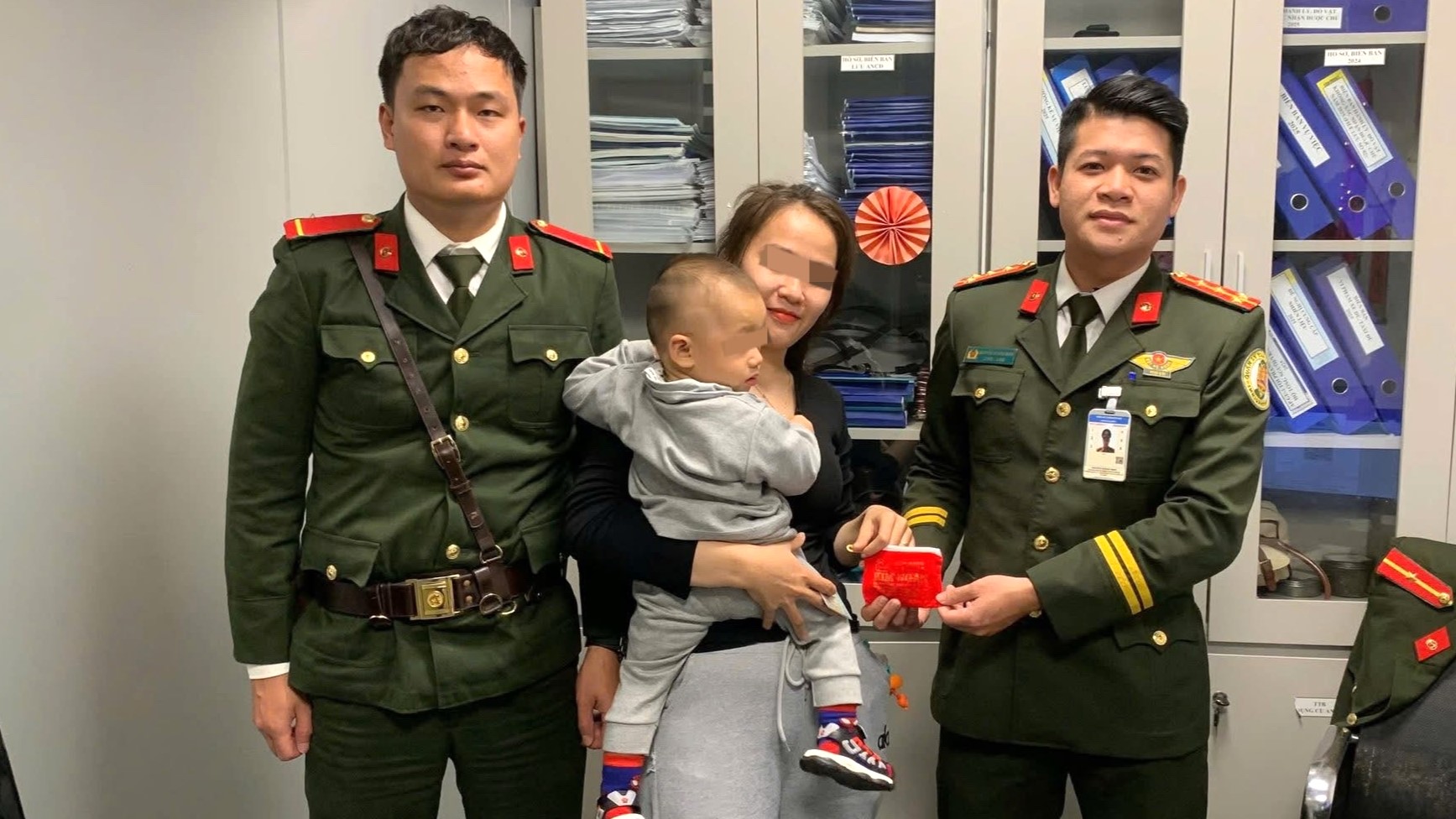 Trao trả túi xách hành khách bỏ quên tại sân bay Phú Bài chứa số vàng trị giá hơn 100 triệu đồng