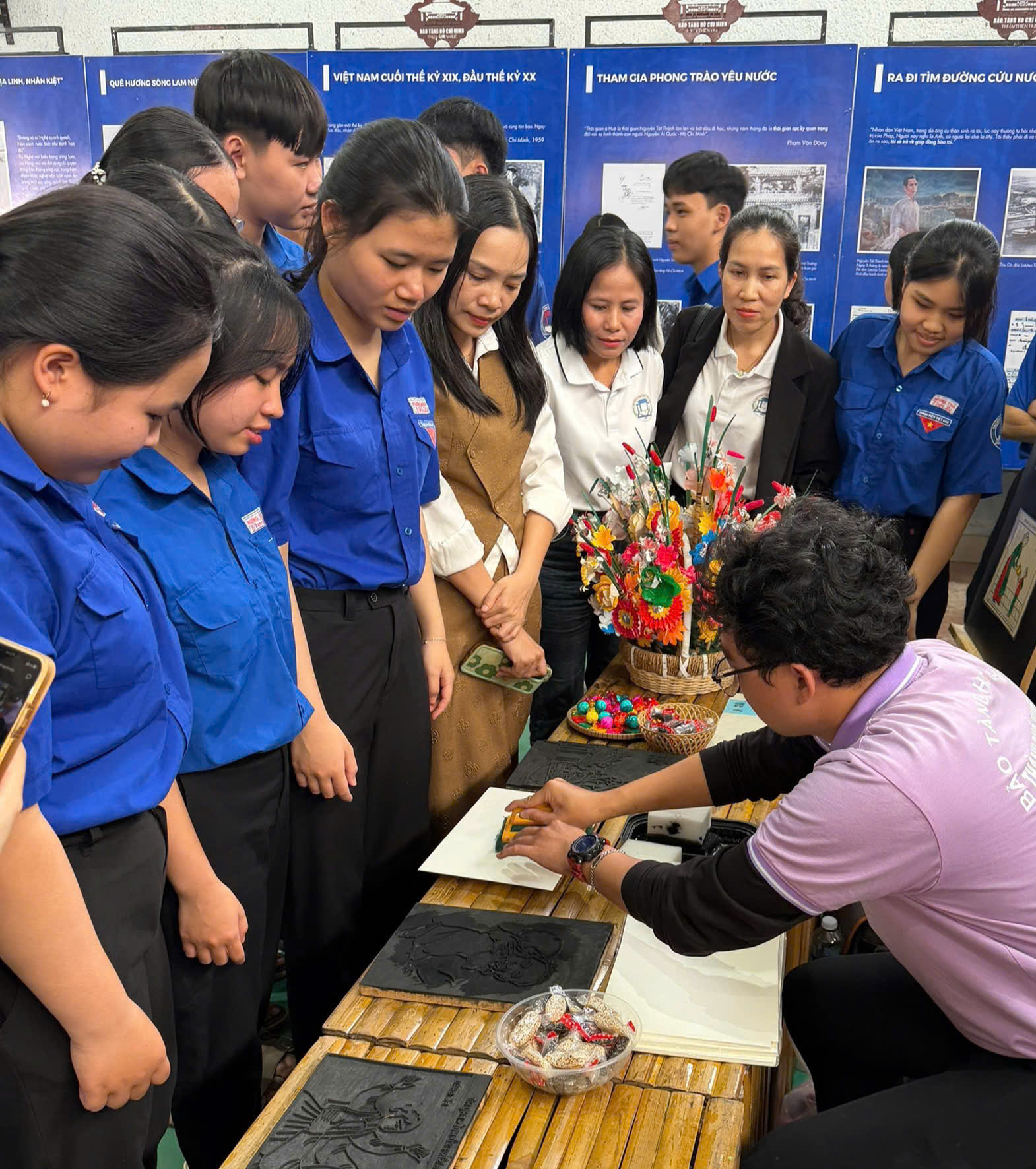 Giới thiệu triển lãm “Hồ Chí Minh - Chân dung một con người” đến với học sinh