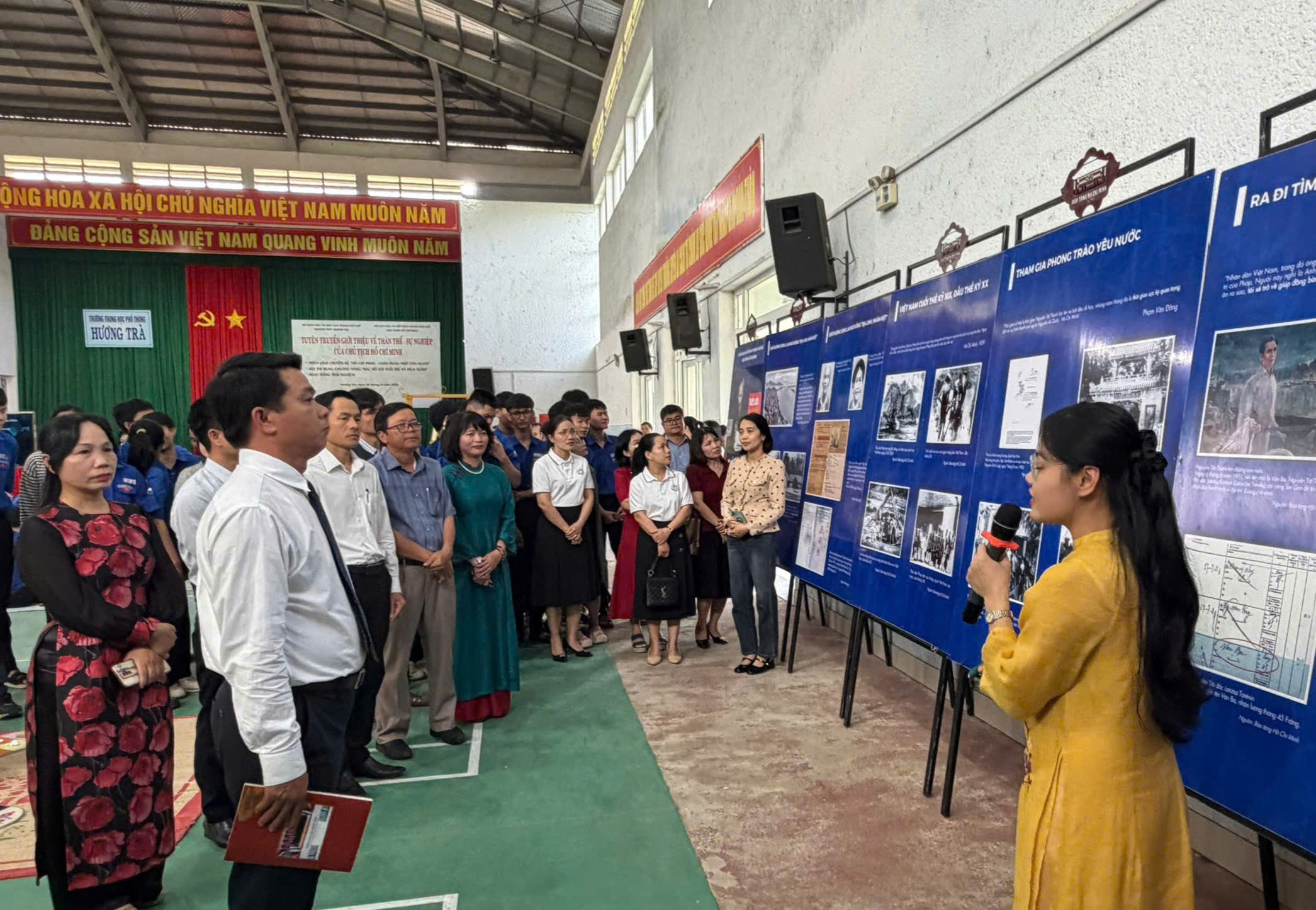 Giới thiệu triển lãm “Hồ Chí Minh - Chân dung một con người” đến với học sinh