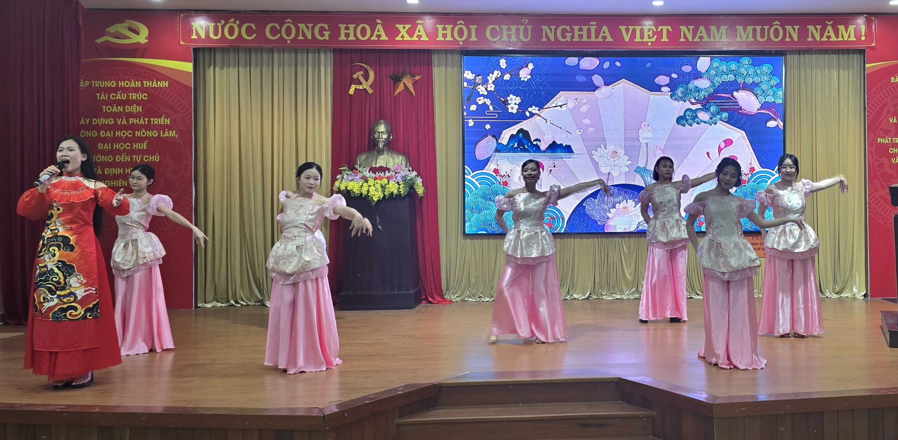 Trường Đại học Nông Lâm trao gần 400 suất quà Tết cho sinh viên
