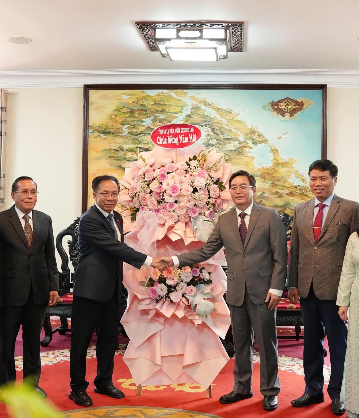 Bí thư Thành ủy Nguyễn Đình Trung ​chủ trì tiếp đoàn đại biểu tỉnh Salavan sang thăm, chúc Tết