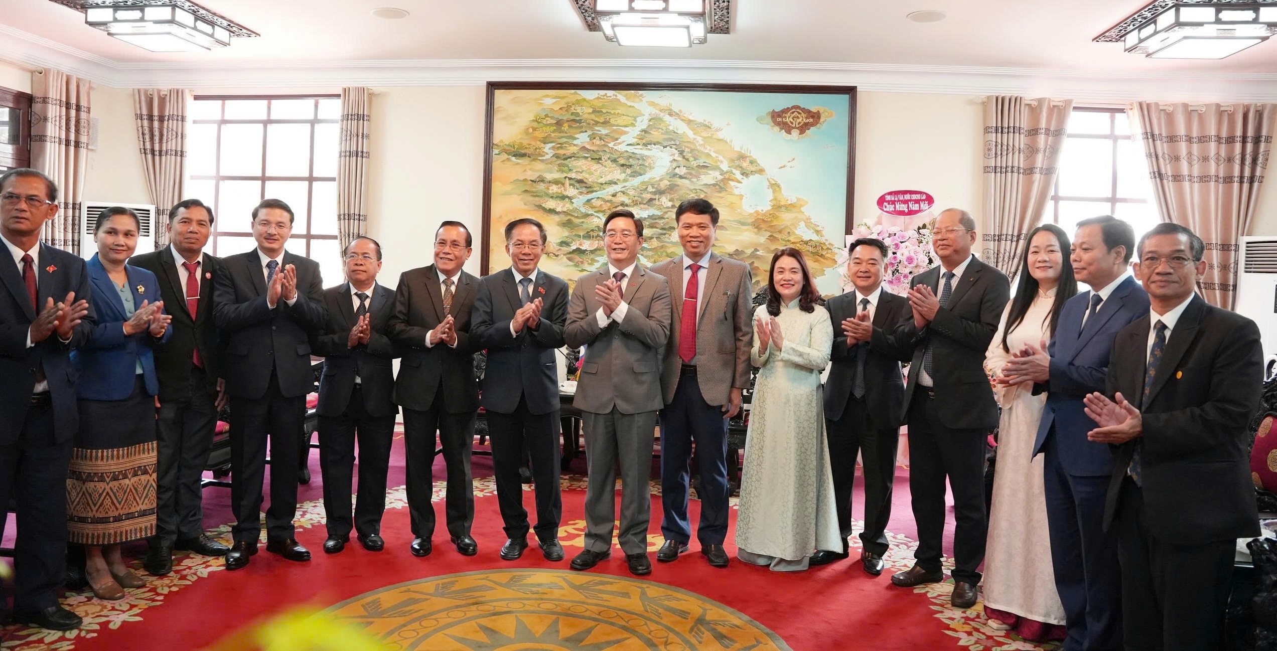 Bí thư Thành ủy Nguyễn Đình Trung ​chủ trì tiếp đoàn đại biểu tỉnh Salavan sang thăm, chúc Tết