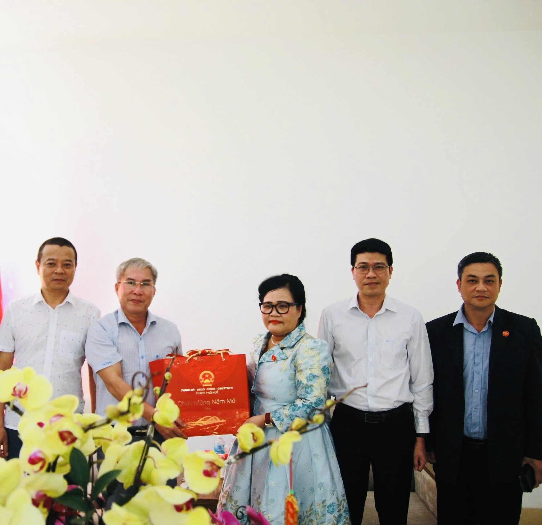 Lãnh đạo Đoàn đại biểu Quốc hội chúc Tết các đơn vị