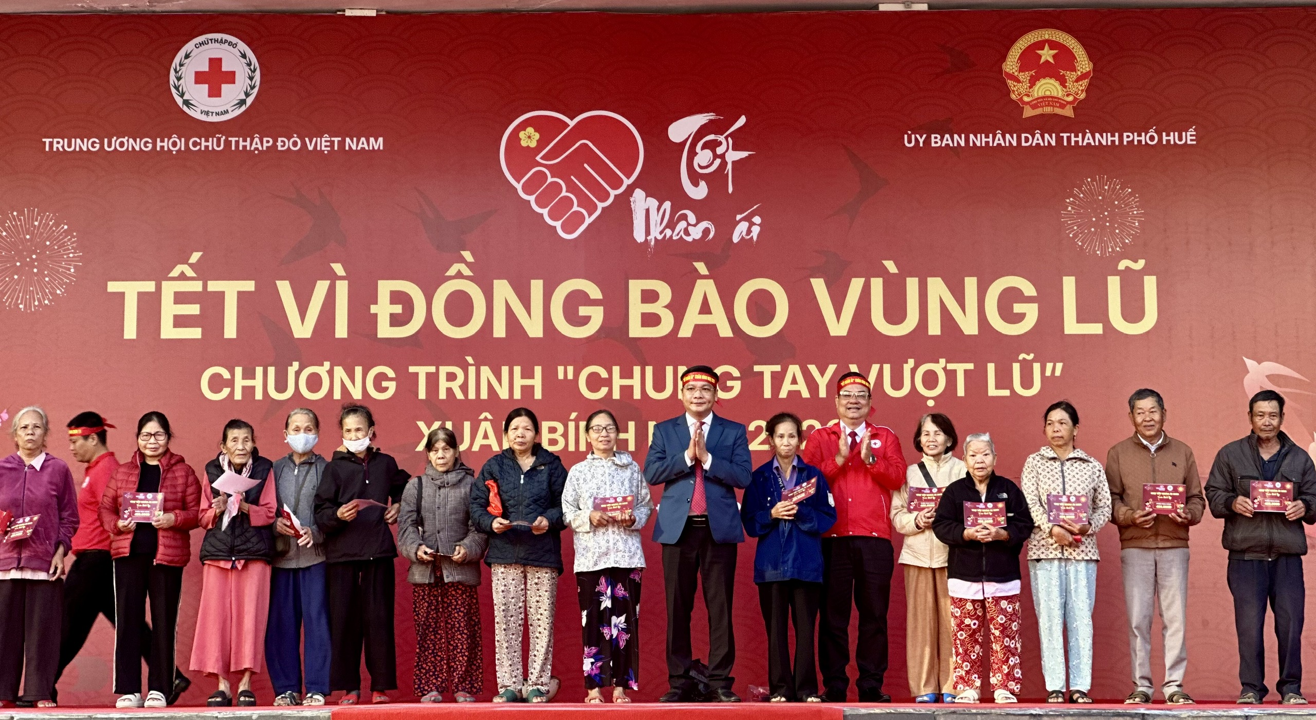 Trao 1 000 suất quà “Tết Nhân ái” đến với người dân khó khăn