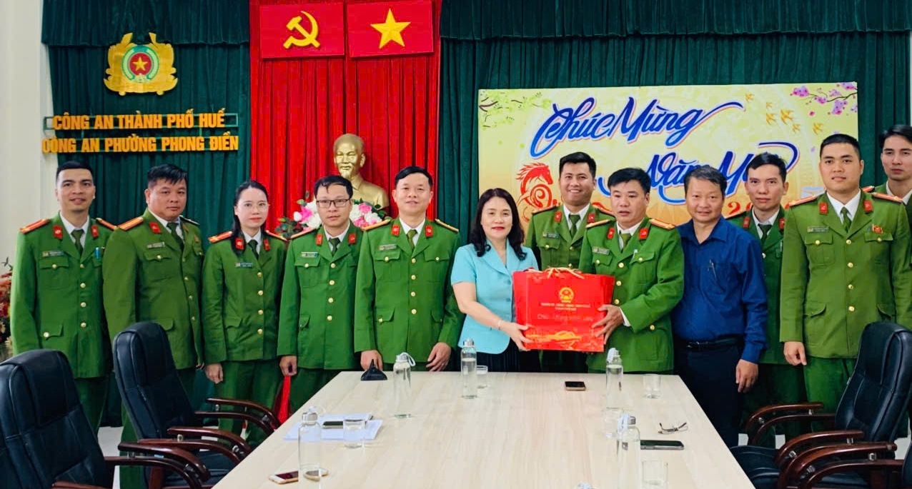 Lãnh đạo Thành ủy thăm, chúc Tết các đơn vị y tế và công an