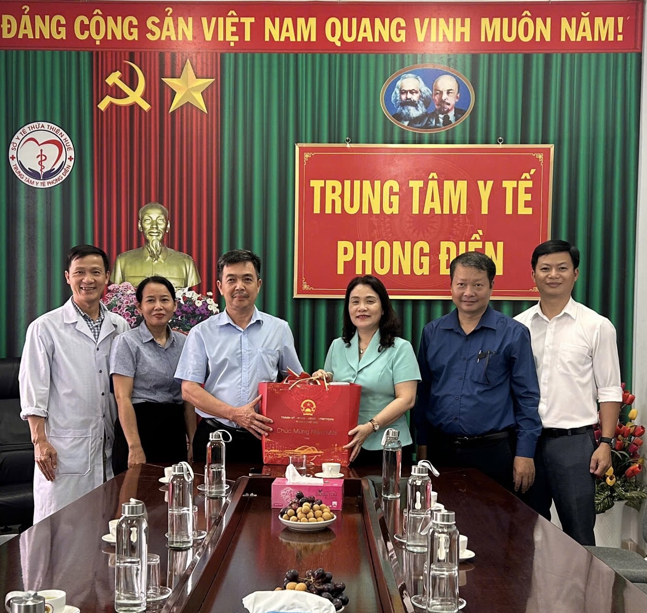 Lãnh đạo Thành ủy thăm, chúc Tết các đơn vị y tế và công an