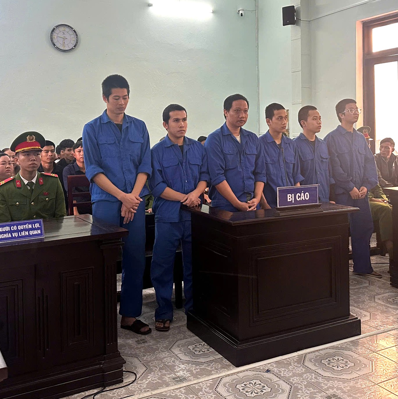 Góp tiền “bay lắc” sau cuộc nhậu, 6 bị cáo lĩnh án tù