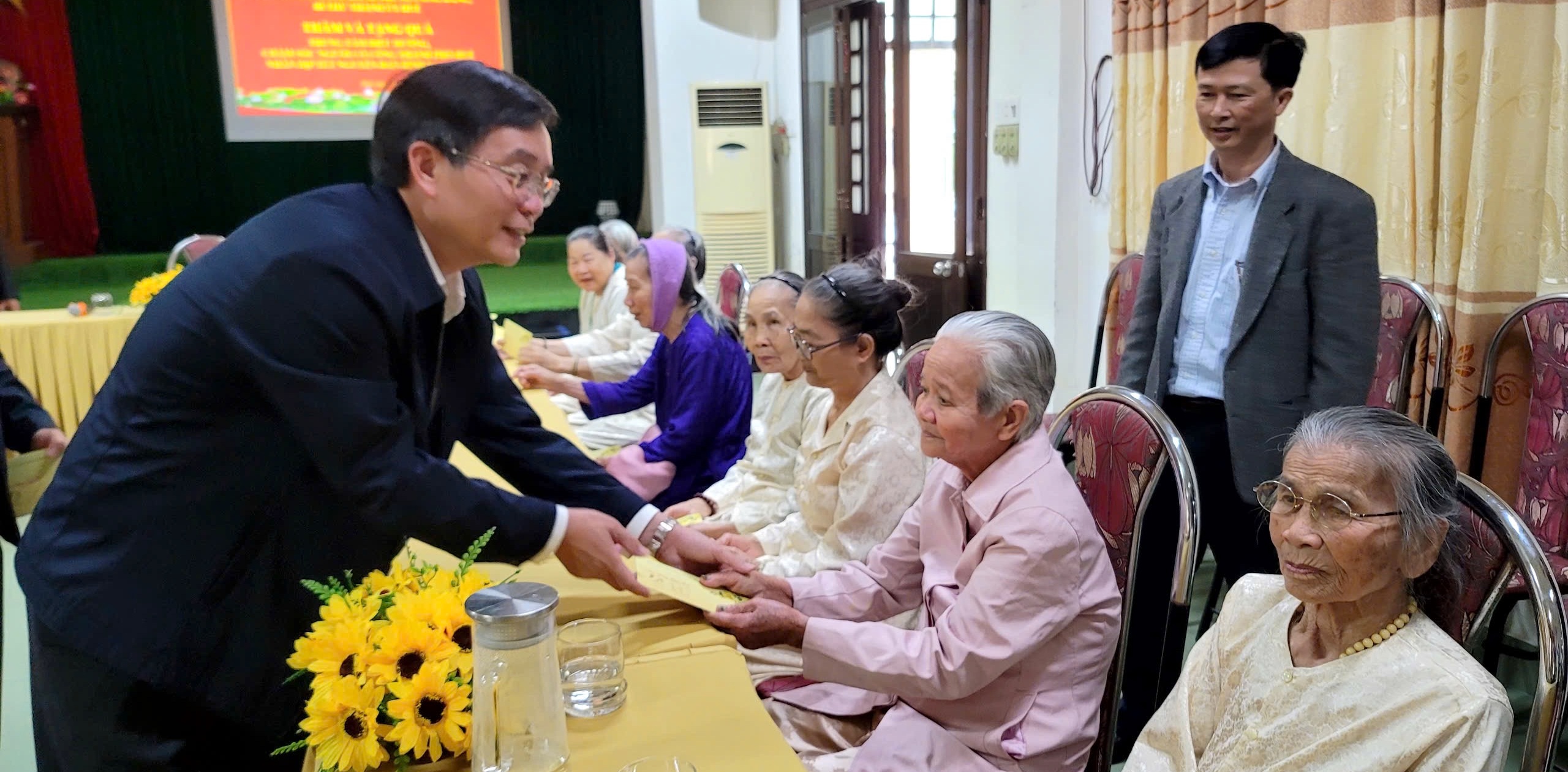 Lãnh đạo thành phố thăm, tặng quà Tết các đơn vị, cá nhân
