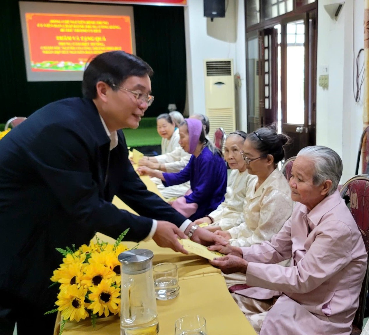 Lãnh đạo thành phố thăm, tặng quà Tết các đơn vị, cá nhân