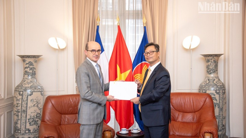 Đại sứ Việt Nam tại Pháp Trịnh Đức Hải trao bản sao Quốc thư cho Bộ châu Âu và Ngoại giao Pháp