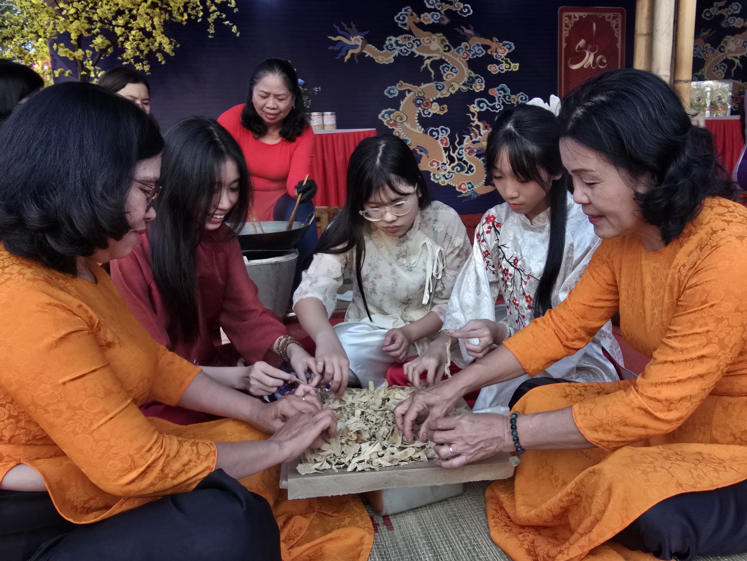 Chạm sắc vị Tết Kinh kỳ