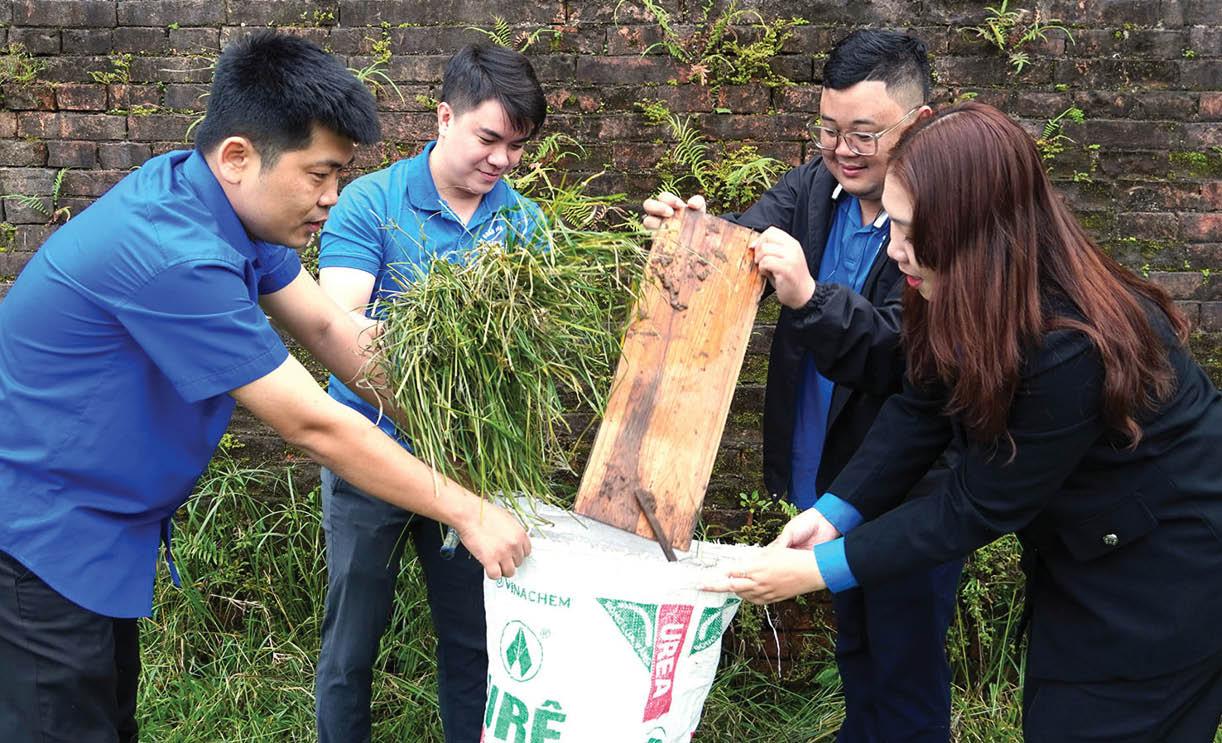 Làm sạch phố phường đón Tết